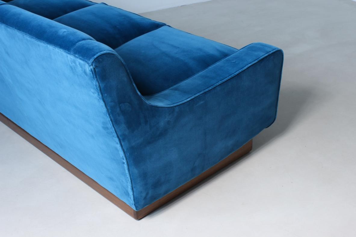 Dreisitzer-Sofa mit Holzgestell und Samtpolsterung. (Europäisch) im Angebot