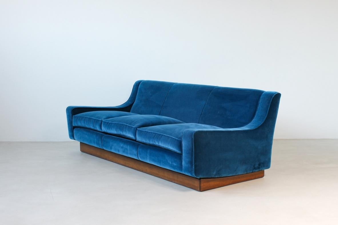Three-seater sofa with wooden base and velvet upholstery. In Excellent Condition For Sale In Milano, IT