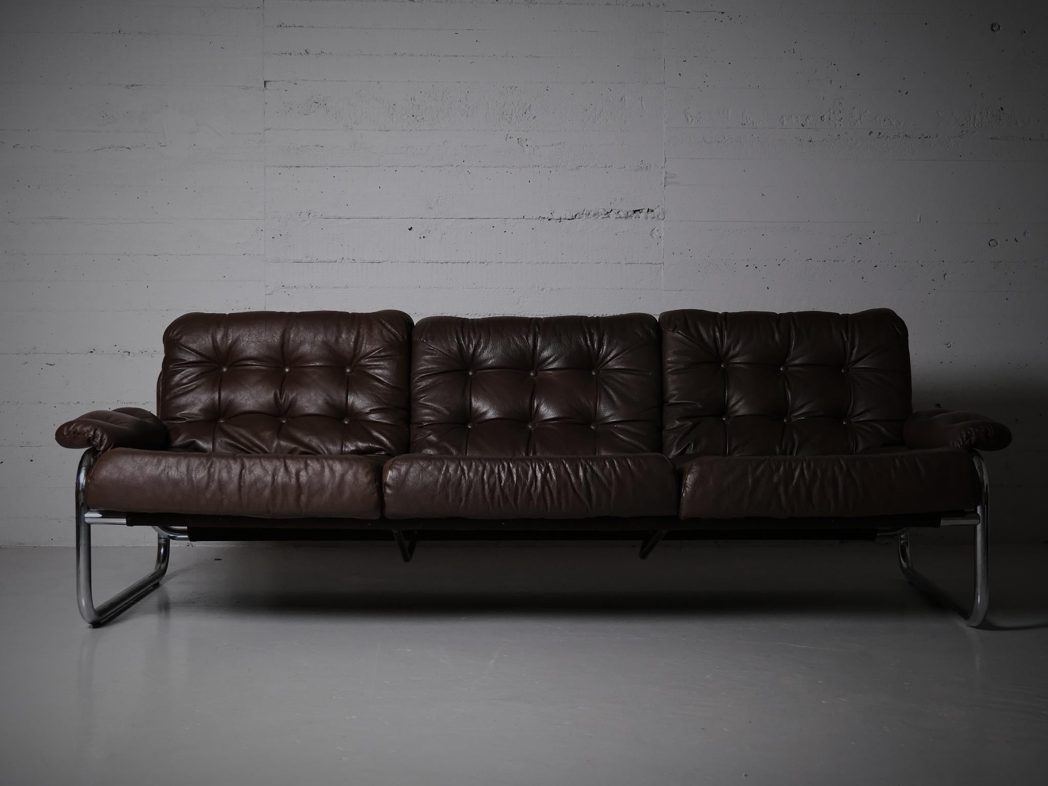 Canapé très recherché, conçu par John Bertil Häggström pour Ikea (Suède) dans les années 1970.

Fabriqué en chrome avec des coussins en cuir.

Groupe complet disponible dans notre magasin avec canapé deux places et chaise longue. 