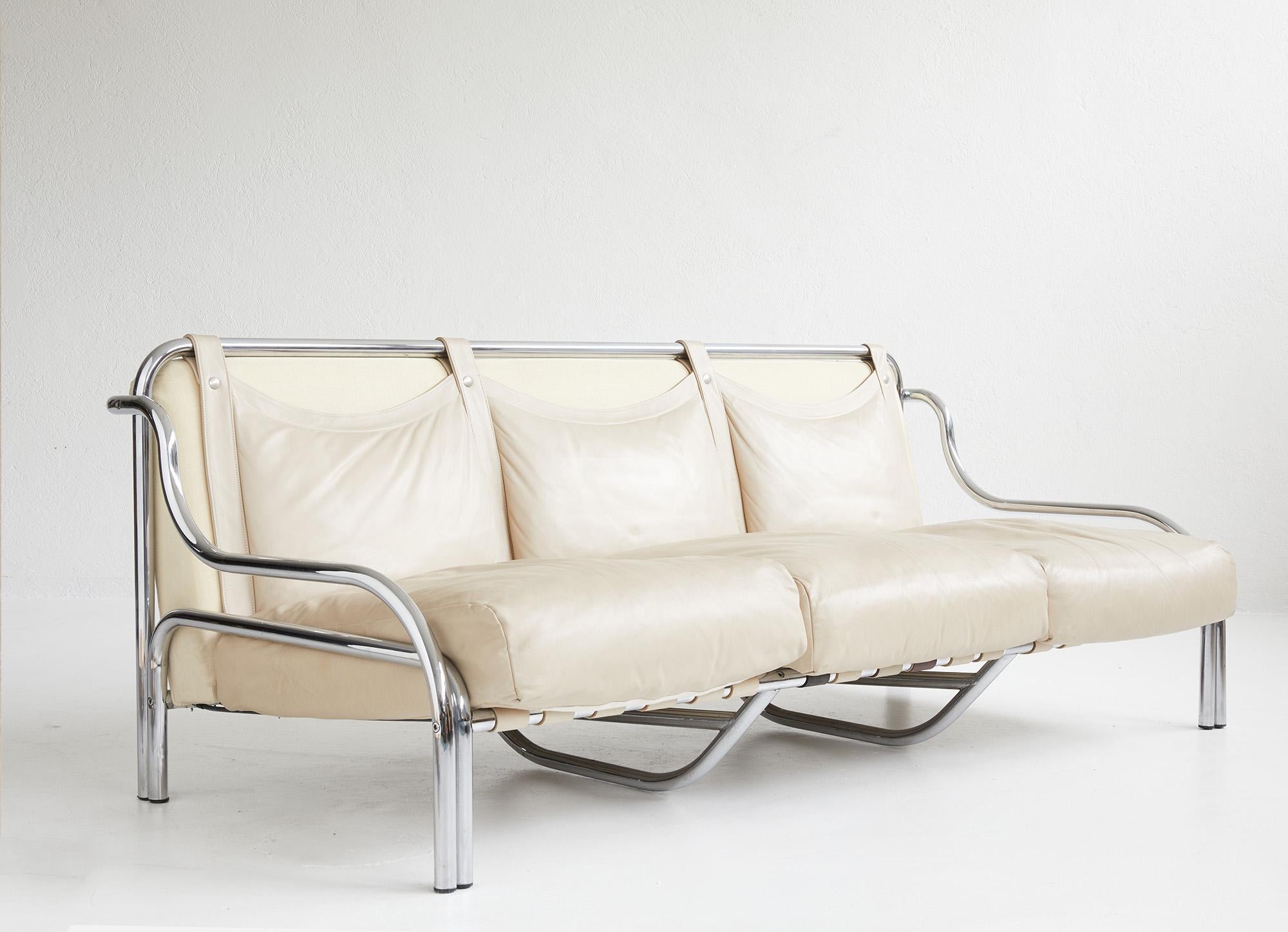 Dreisitziges Leders Sofa „Stringa“ von Gae Aulenti für Poltronova, Italien 1962

Das dreisitzige Ledersofa Stringa, 1962 von Gae Aulenti für Poltronova in Italien entworfen, ist eine Ikone unter den Möbeln. Mit seinem verchromten Metallrohrgestell