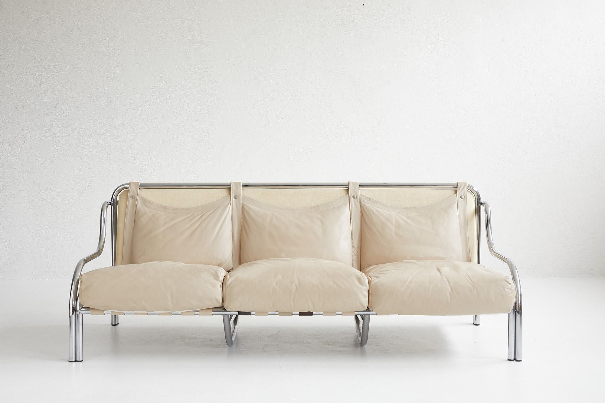Dreisitziges Leders Sofa „Stringa“ von Gae Aulenti für Poltronova, Italien 1962 (Italienisch) im Angebot