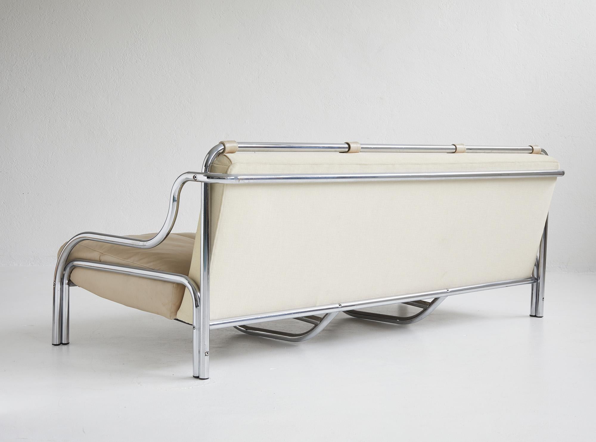 Dreisitziges Leders Sofa „Stringa“ von Gae Aulenti für Poltronova, Italien 1962 im Zustand „Gut“ im Angebot in Renens, CH