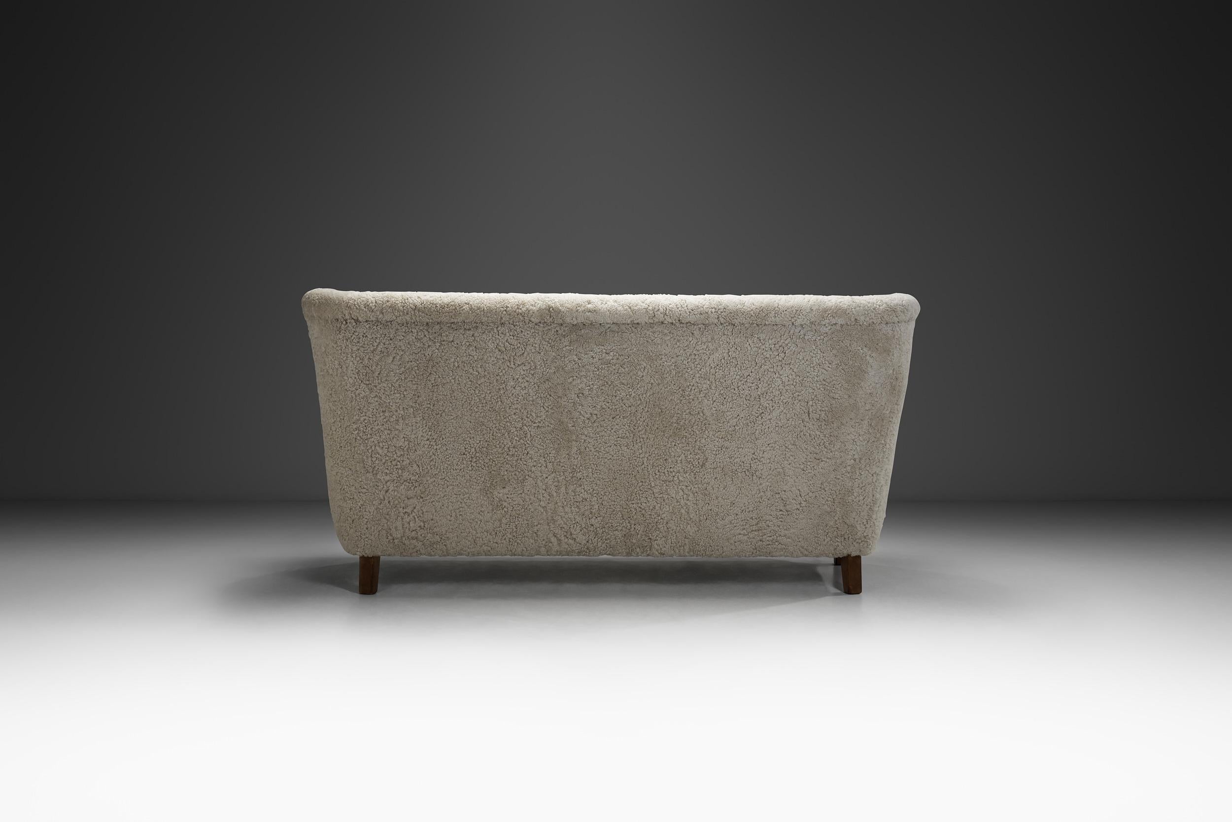 Three-Seater Upholstered Sofa, Denmark ca 1950s In Good Condition For Sale In Utrecht, NL