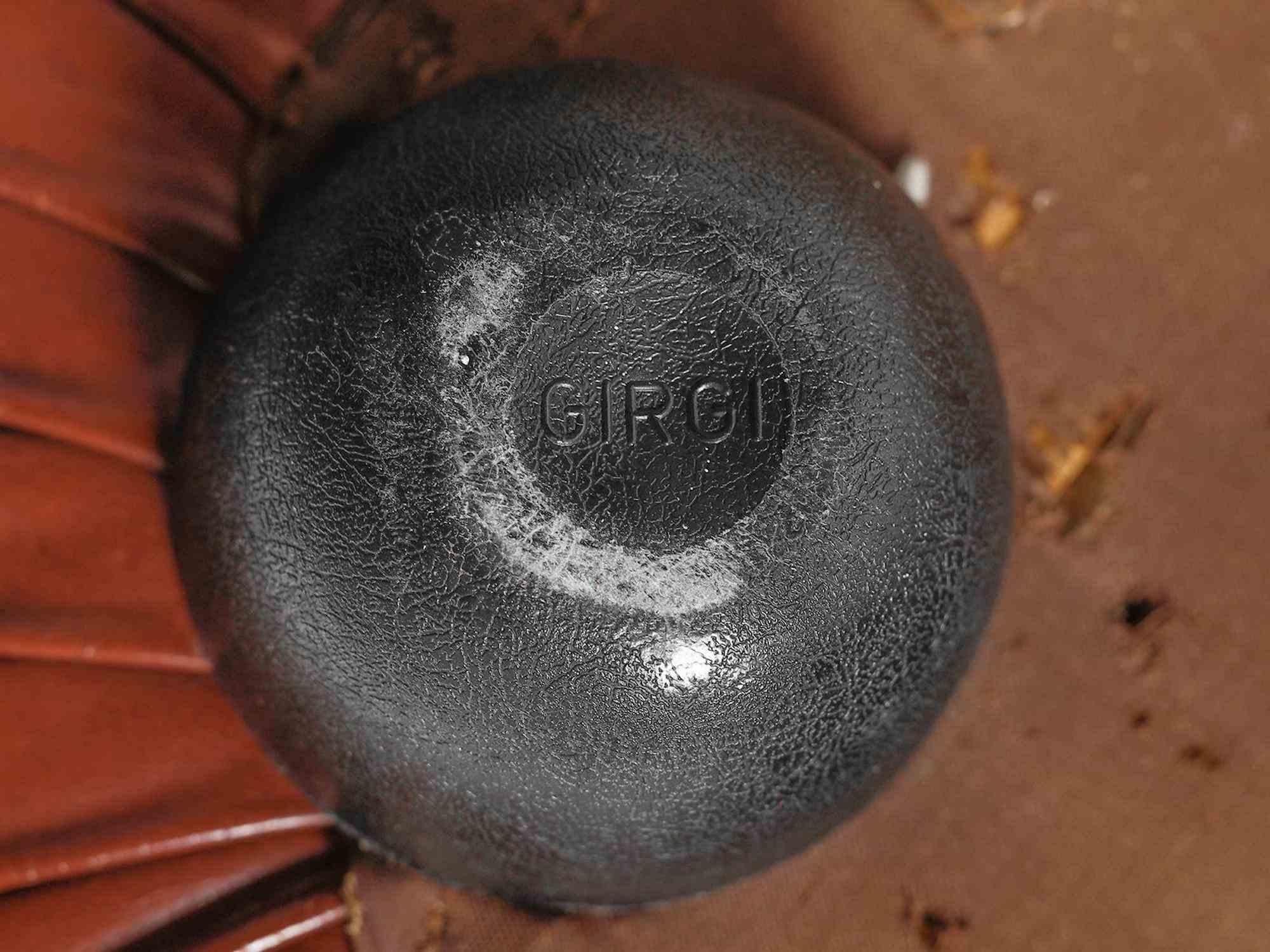 Canapé en cuir à trois places modèle Sapporo, réalisé par Mobilgirgi dans les années 1970.

Marque de production.

Bois, plastique et cuir paddé.

Bon état.