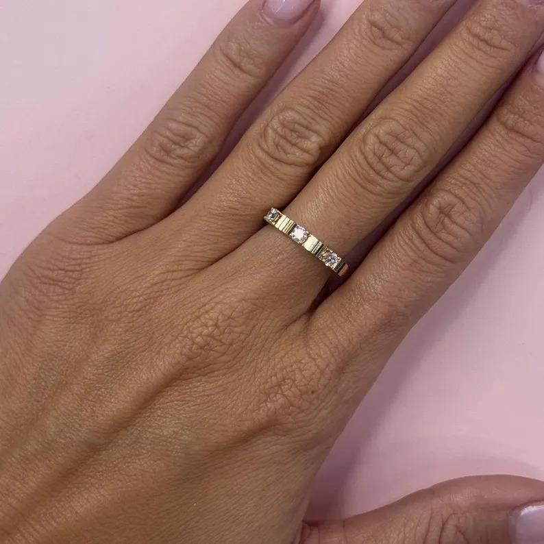 Dreiteiliger geriffelter Diamantring 0,30 Karat 14KT Gelbgold 1,6 Gramm im Angebot 2