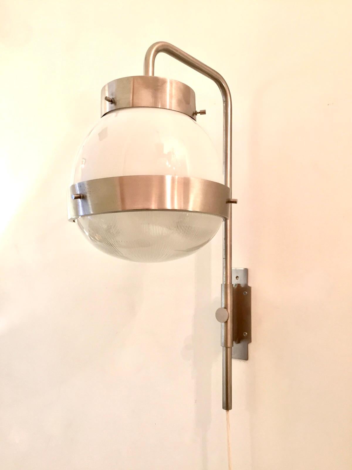 Three outstanding wall lights, designed by Sergio Mazza and edited by Artemide in the 60s. Large Delta model. Nickel plated brass and pressed glass. Very good condition. Rewired.
and adjustable height. Full function.