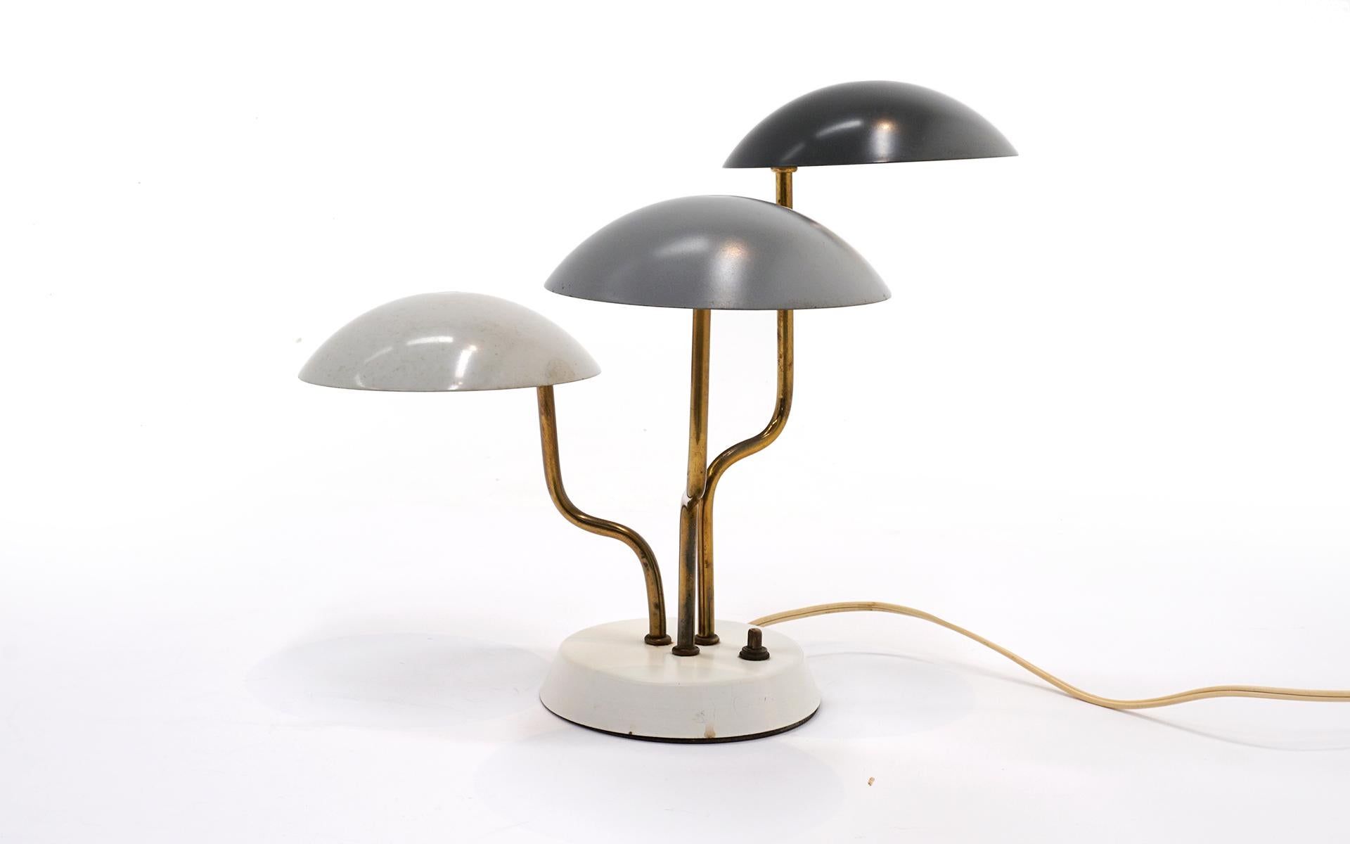 italien Lampe de bureau à trois abat-jour, gris monochrome et laiton, de Gino Sarfatti pour Arteluce en vente