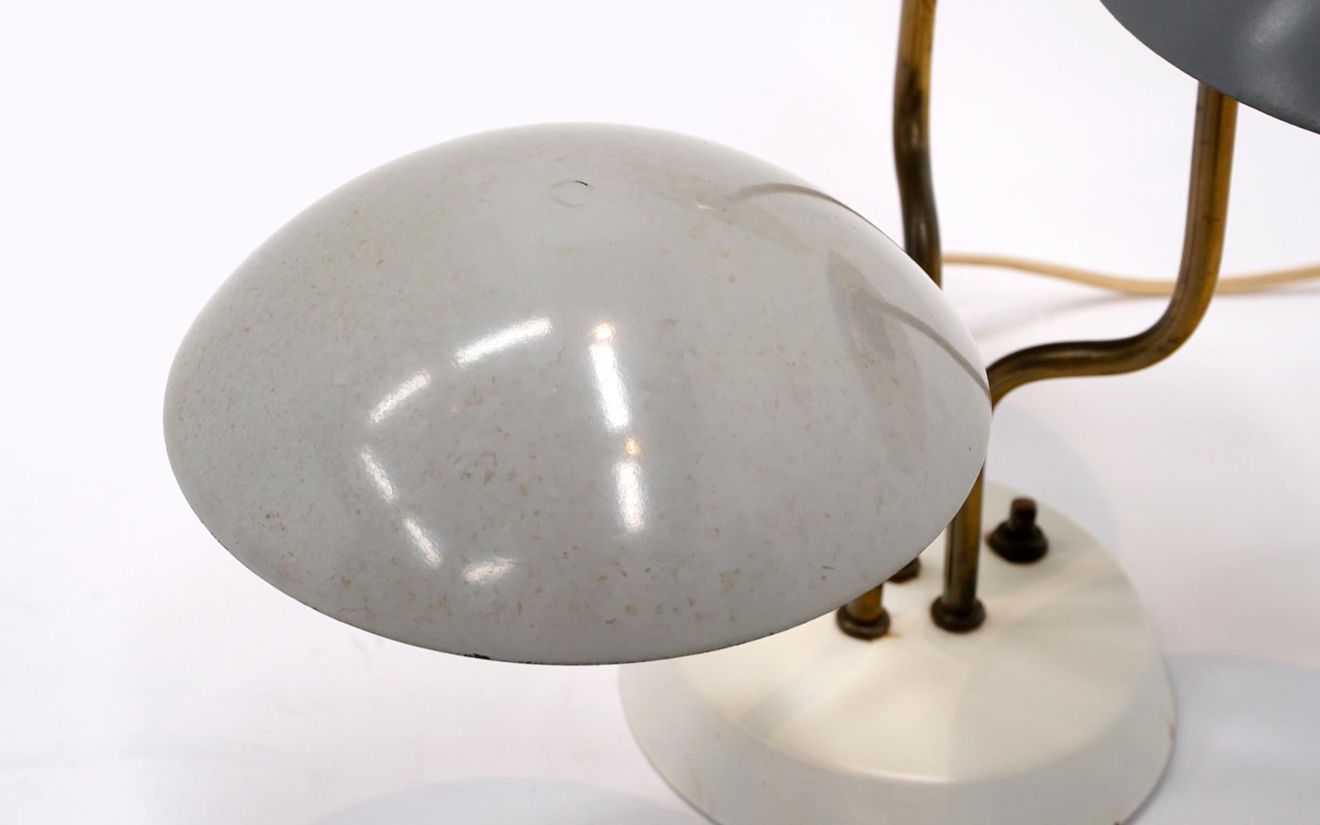 Tischlampe mit drei Lampenschirmen, monochrom grau und Messing von Gino Sarfatti für Arteluce (Mitte des 20. Jahrhunderts) im Angebot