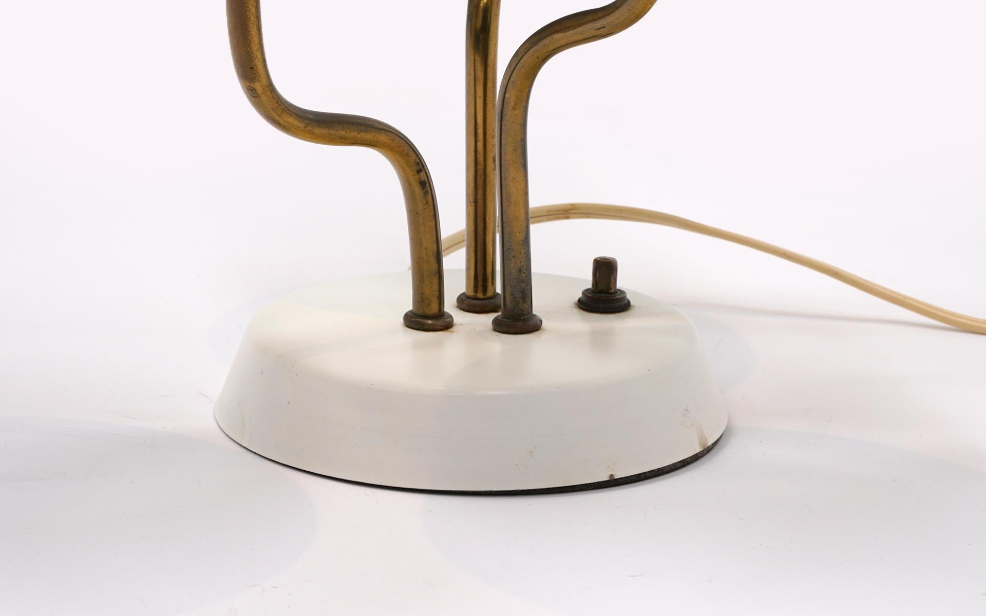Tischlampe mit drei Lampenschirmen, monochrom grau und Messing von Gino Sarfatti für Arteluce im Angebot 1