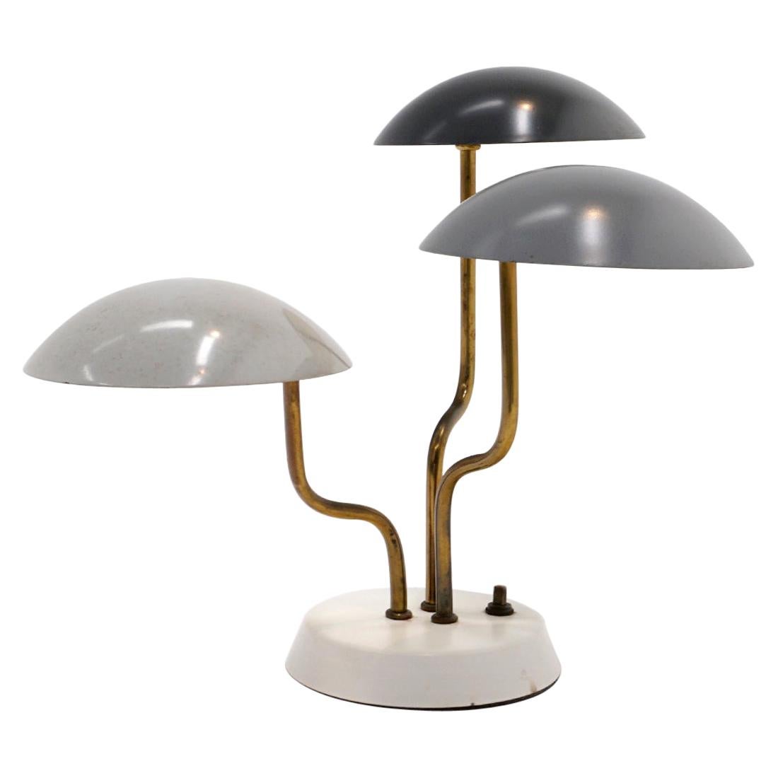 Tischlampe mit drei Lampenschirmen, monochrom grau und Messing von Gino Sarfatti für Arteluce im Angebot