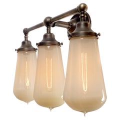 Tre lampade a goccia in vetro di vaselina