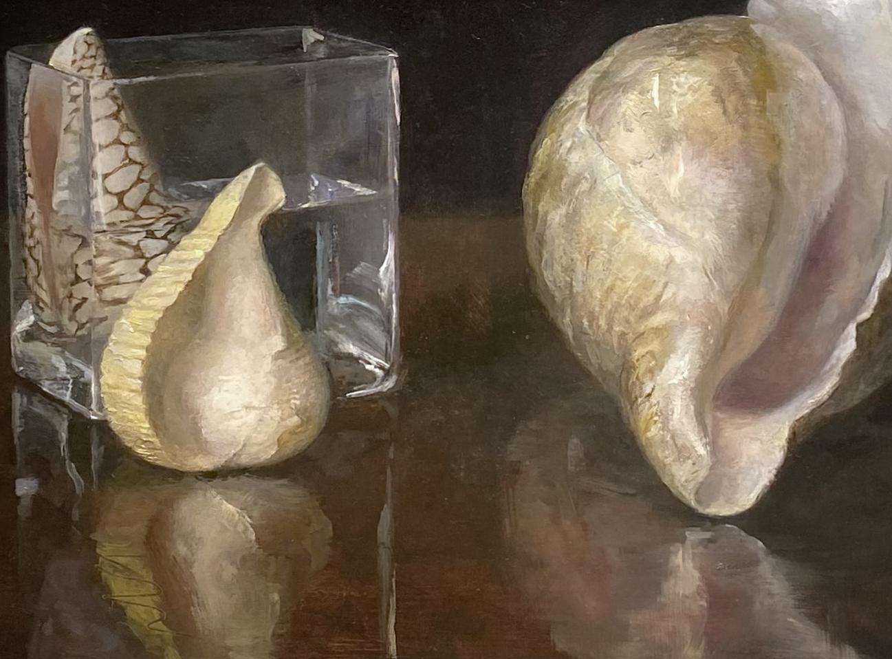 Dipinto a mano Tre conchiglie - Natura morta con conchiglie di mare e un recipiente di vetro, olio su pannello in vendita