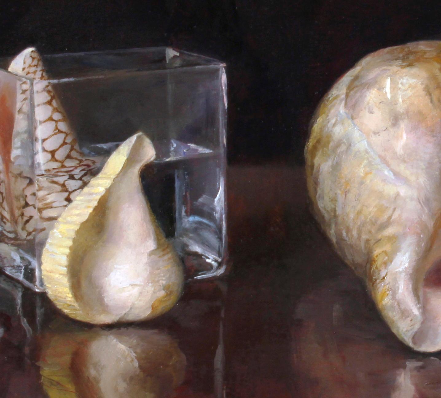 XXI secolo e contemporaneo Tre conchiglie - Natura morta con conchiglie di mare e un recipiente di vetro, olio su pannello in vendita