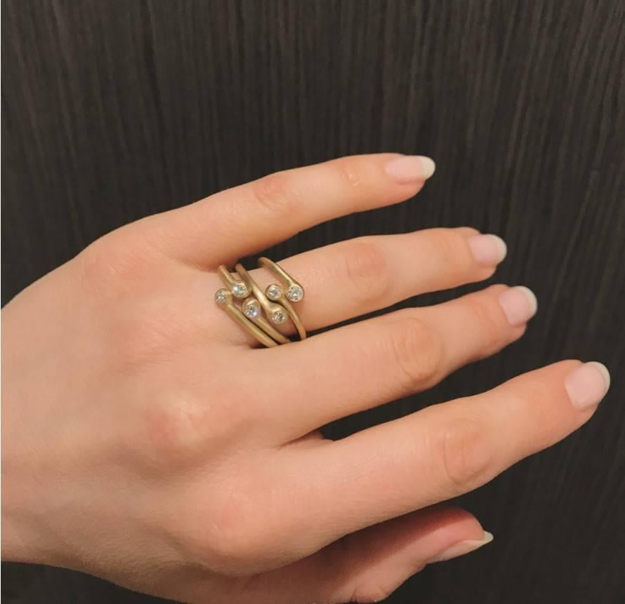 Drei schimmernde Weißdiamant-Mattgold-Open-Stacking-Band-Ringe (Künstler*in)