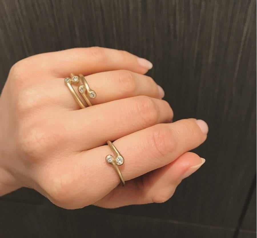 Drei schimmernde Weißdiamant-Mattgold-Open-Stacking-Band-Ringe (Brillantschliff)