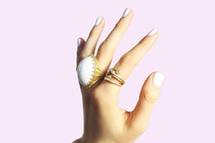 Trois bagues à anneaux superposés en or mat et diamants blancs scintillants