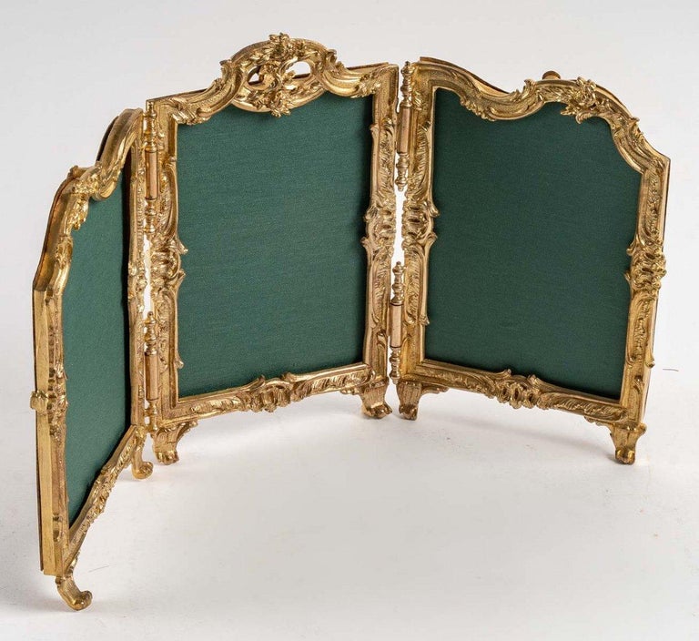 Three shutters photo frame, early 20th century.
A Louis XV style gilt bronze three shutter photo frame, stamped with a mill with a Paris trademark on the back of the frame, early 20th century.
In perfect condition.
Measures: H : 20 cm, W : 37