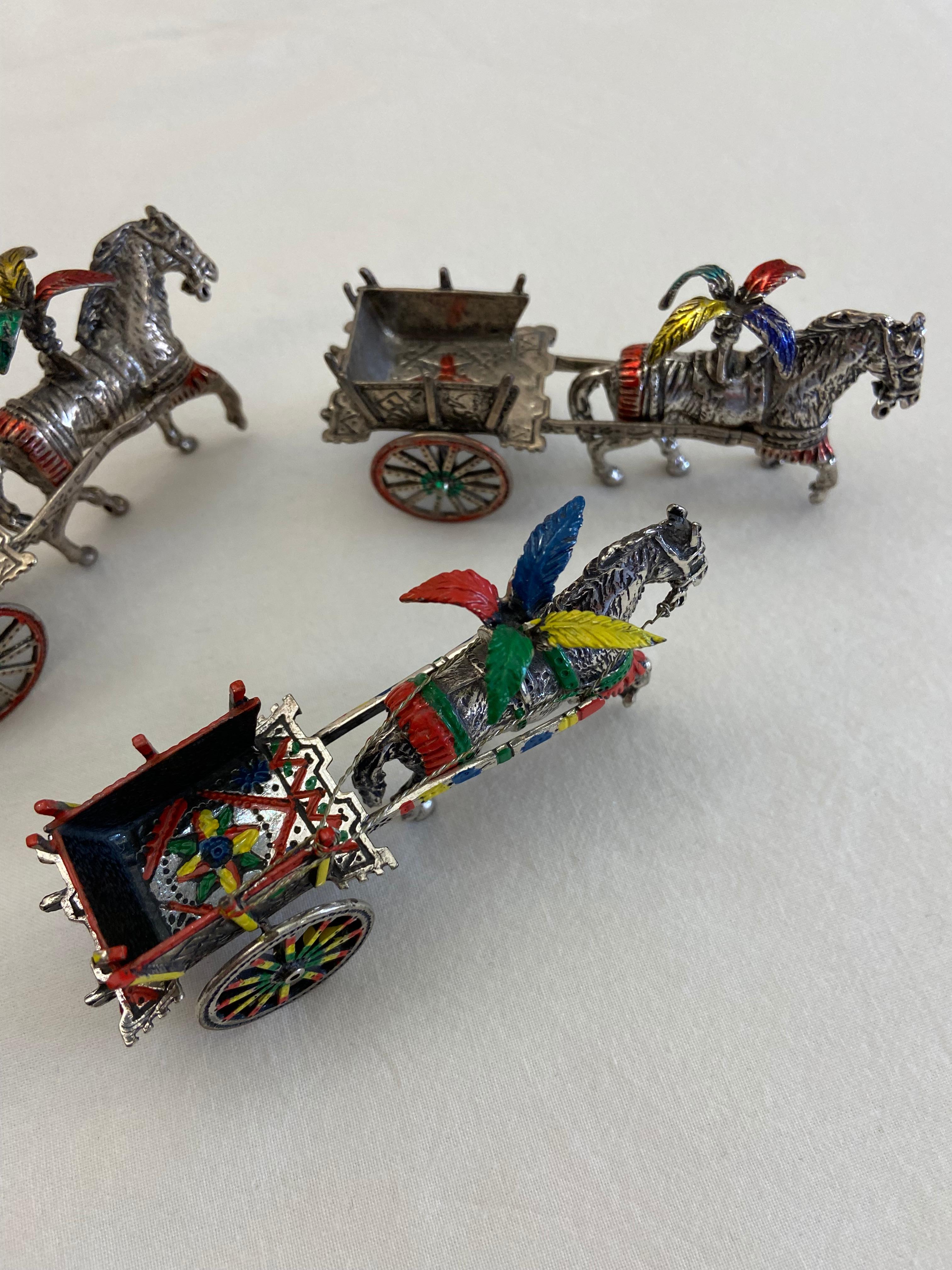 Three Sicilian Carts in 800 Silver and 925 Silver.
Three collectibles. The total weight of the silver is 170 grams,in 800 silver. Each measures approximately 8 cm.
They come from a private collection and date back to the 1980s.
Regularly stamped.
