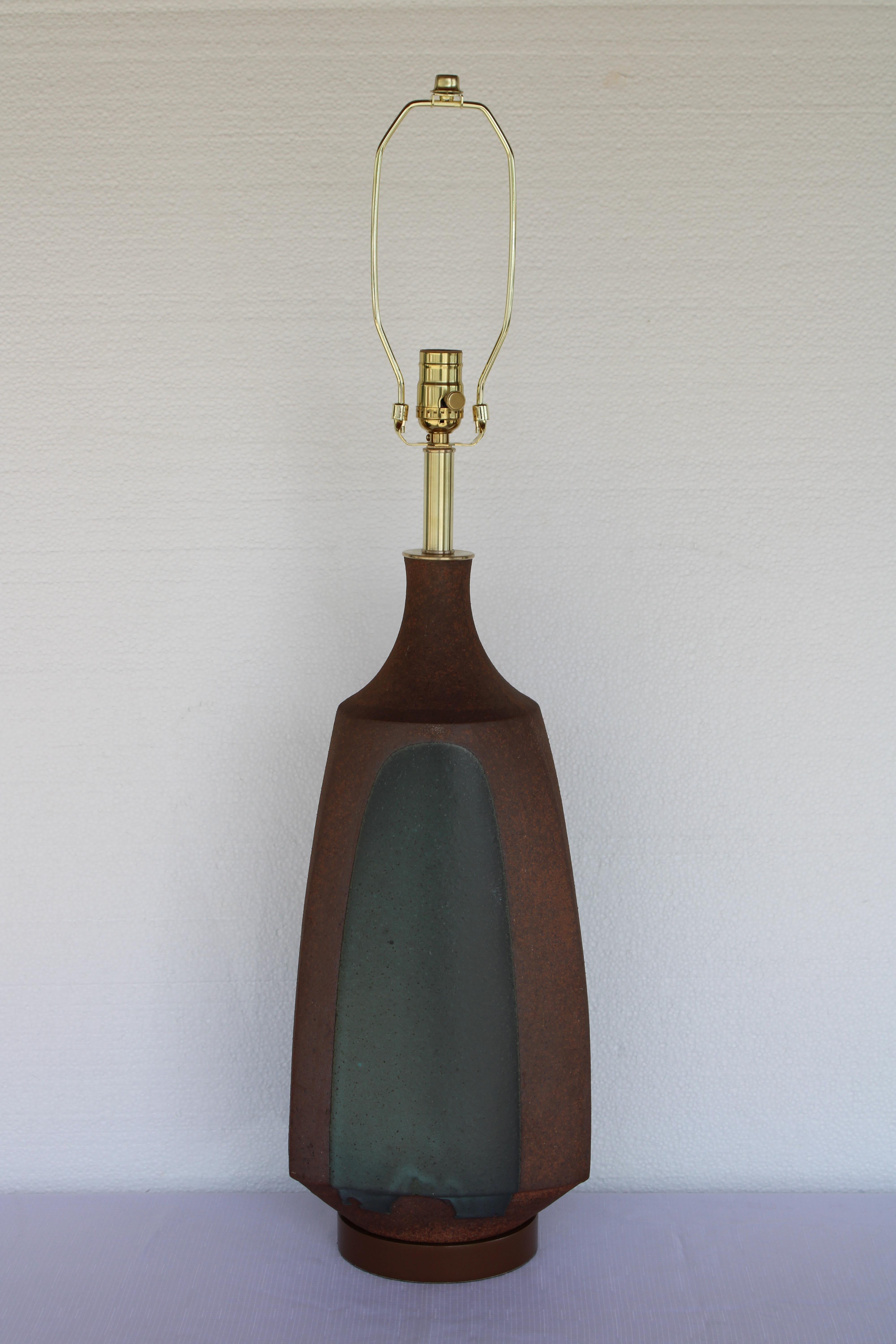 Dreiseitige Steingutlampe von David Cressey.  Lampe misst 24.