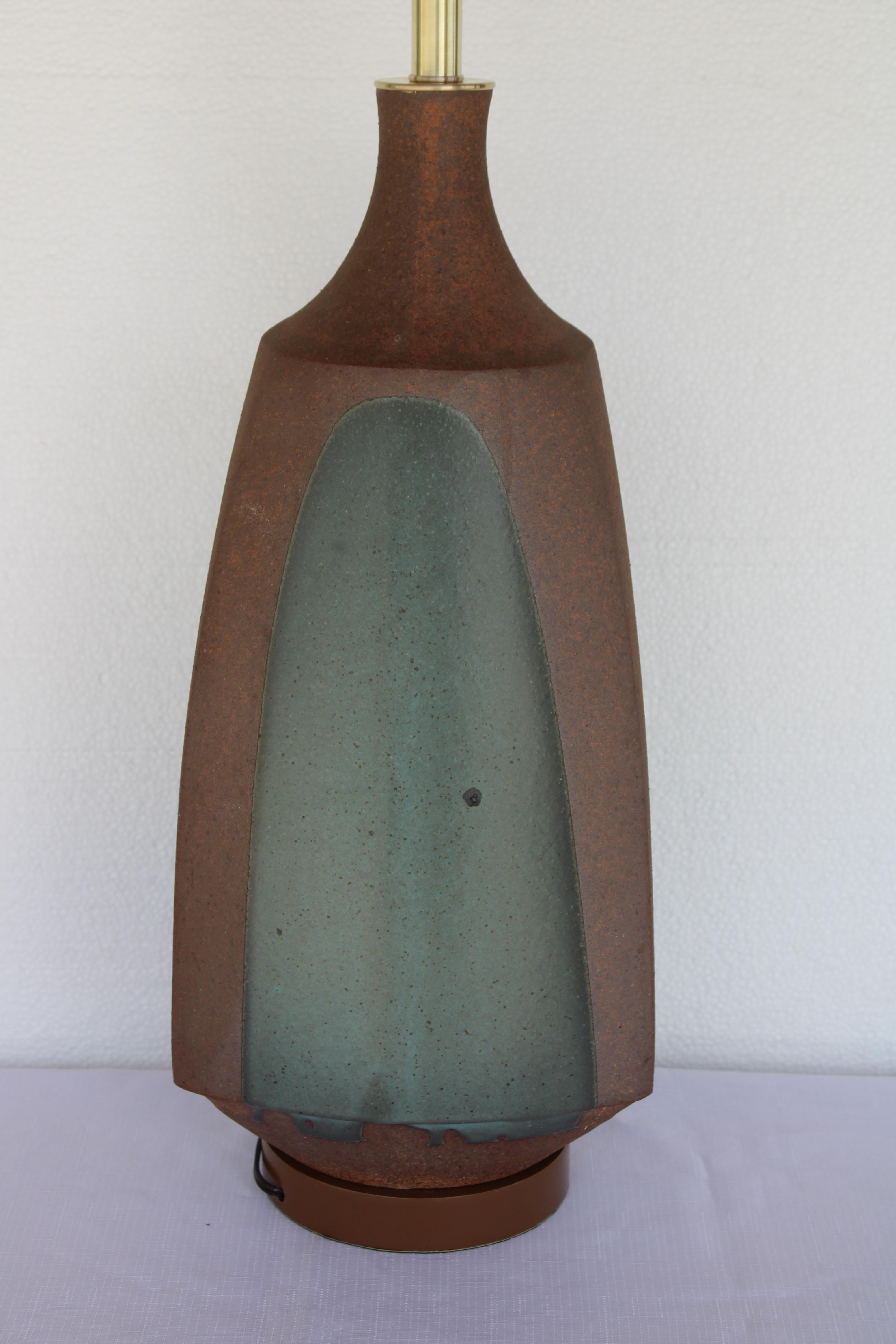 Dreiseitige Steingutlampe von David Cressey (Mitte des 20. Jahrhunderts) im Angebot