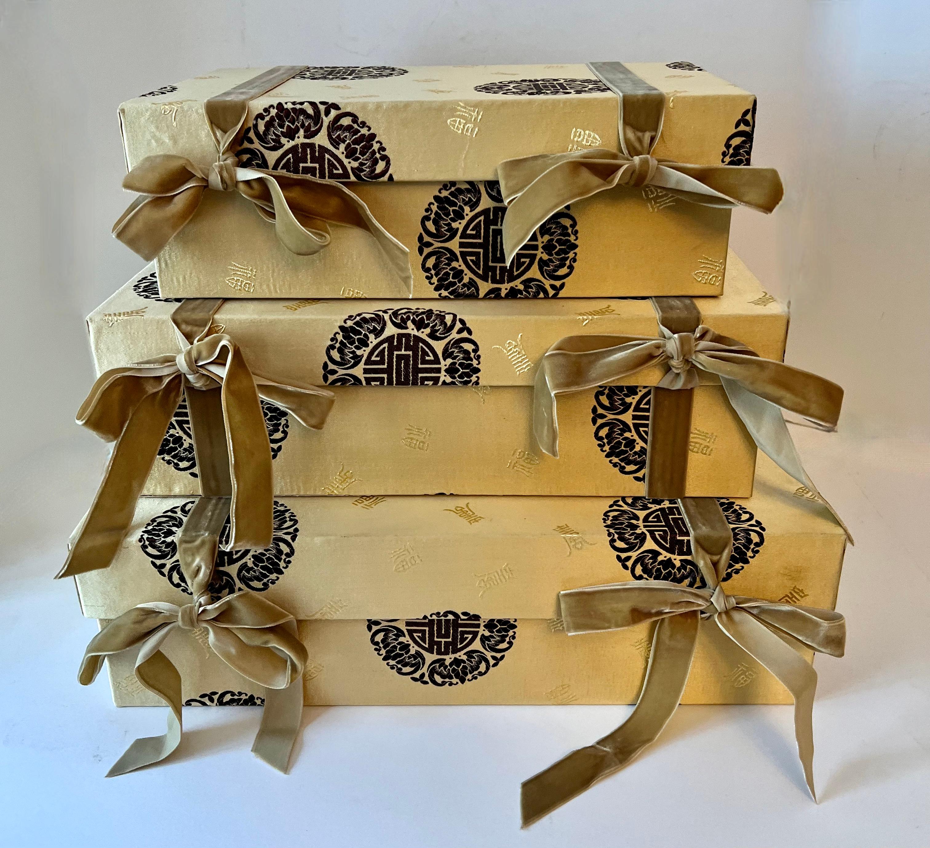 Tres Cajas Nido Chinas de Seda con Lazos de Terciopelo y Símbolos de Buena Suerte Hecho a mano en venta
