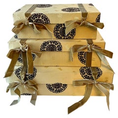 Trois boîtes gigognes chinoises en soie avec attaches en velours et symboles de bonne chance 