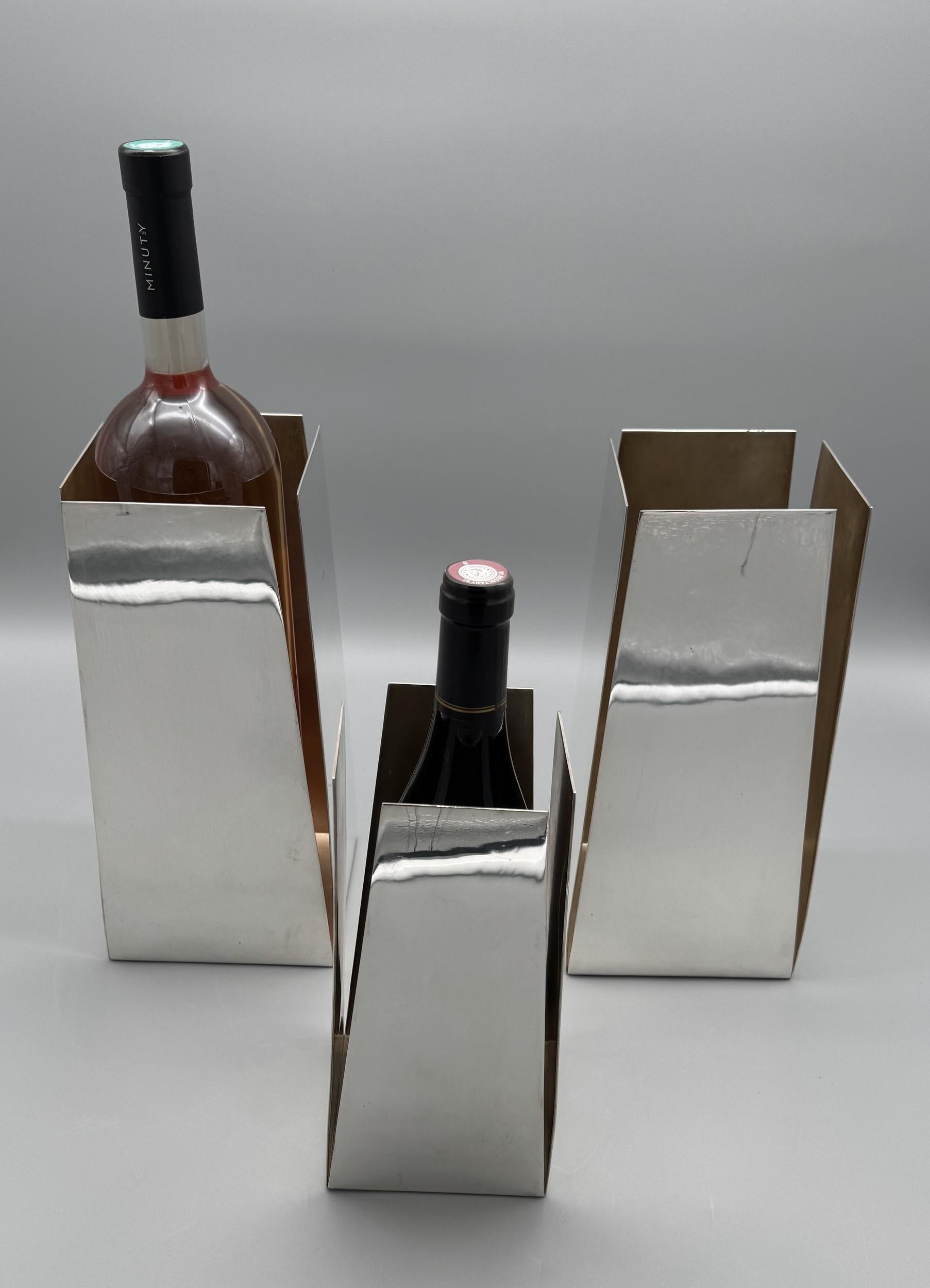 Three folded silver metal bottle covers.
A pair and a smaller one. They bear the Lancel hallmark and « silver ».
Height of the pair: 28 cm (11 inches)
Width of the pair: 13,5 cm (5.3 inches)
Height of the smaller one: 22,5 cm (8.9 inches)
Width of
