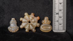 Tre piccoli oggetti antichi in pietra intagliata dell'Himalaya o delle zone limitrofe