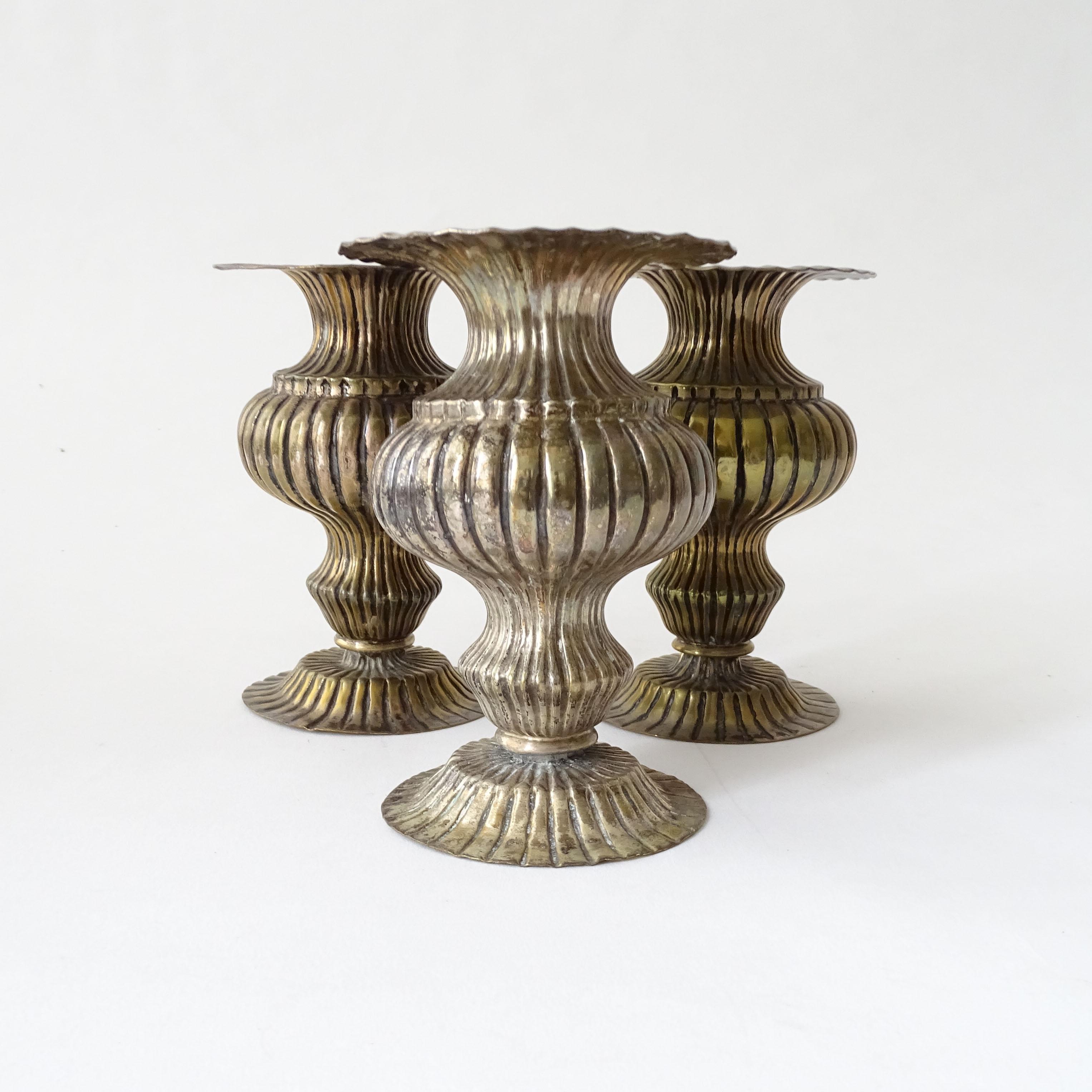 Art déco Trois petits vases Soliflores anciens en métal argenté, Italie, années 1920 en vente
