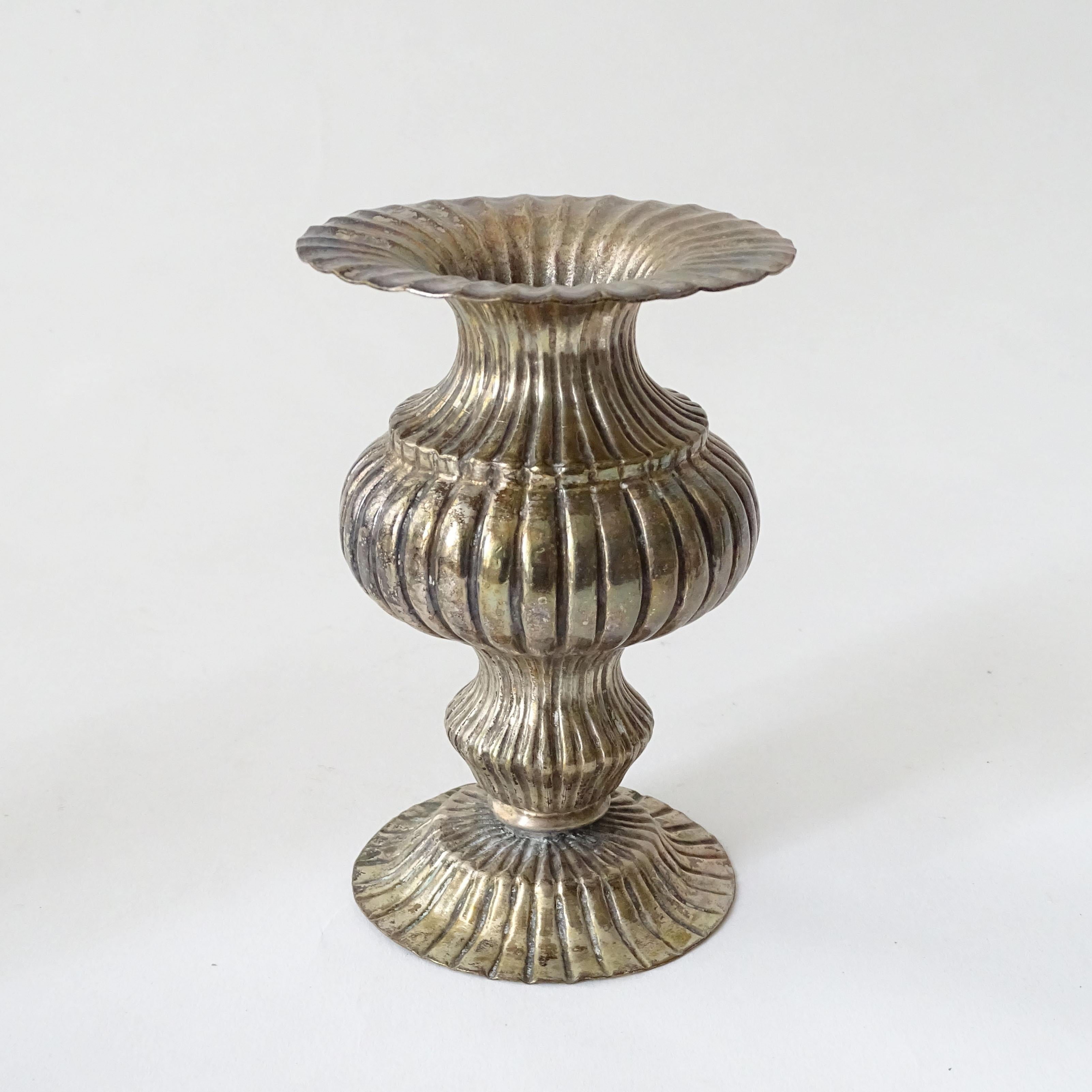Trois petits vases Soliflores anciens en métal argenté, Italie, années 1920 État moyen - En vente à Milan, IT