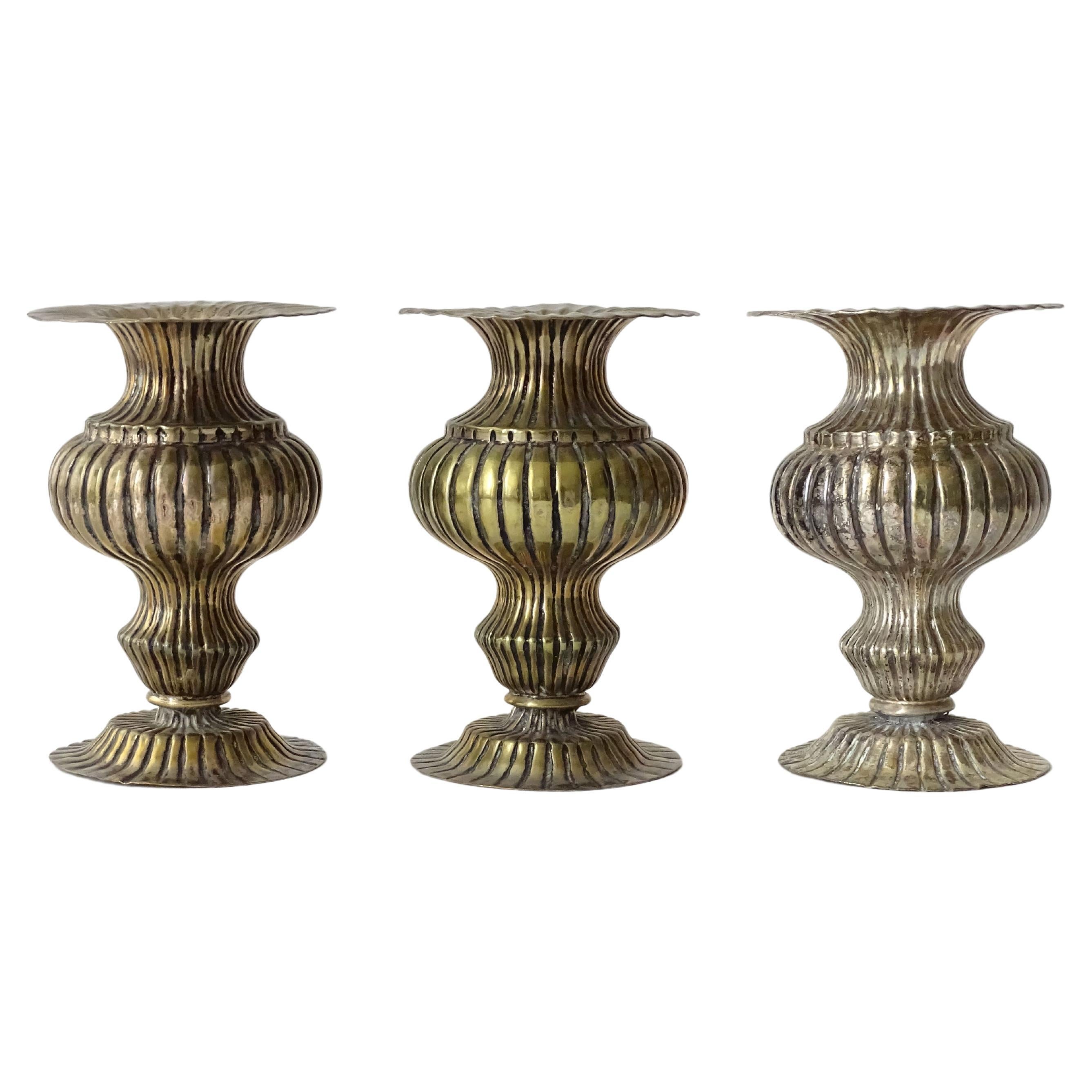 Trois petits vases Soliflores anciens en métal argenté, Italie, années 1920