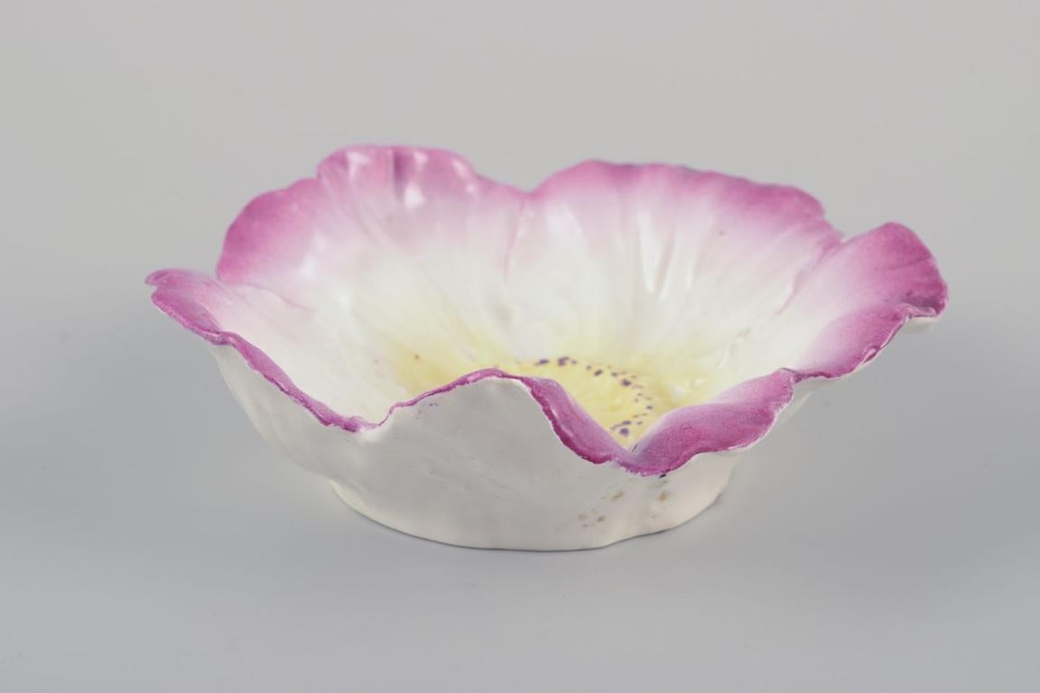 Three small French Art Nouveau bowls in faience. Floral shape. Early 20th C. In Excellent Condition For Sale In København, Copenhagen