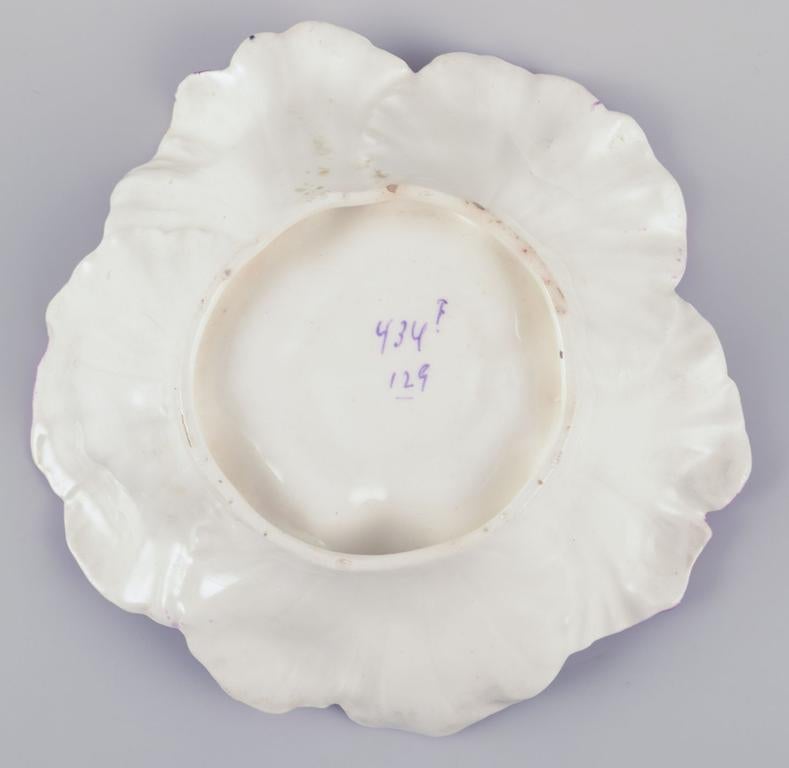 Faience Three small French Art Nouveau bowls in faience. Floral shape. Early 20th C. For Sale