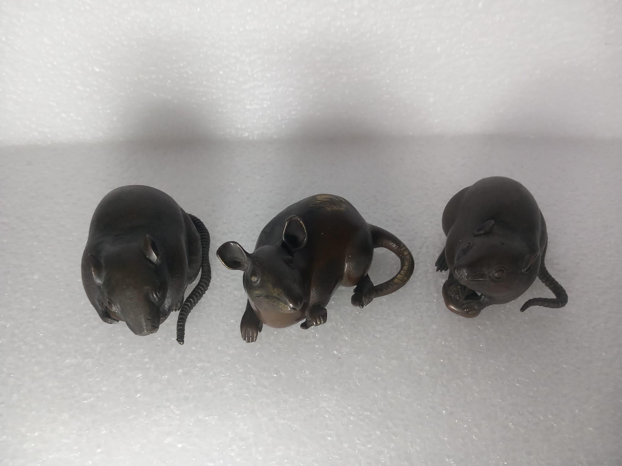 Tre piccoli topi giapponesi in bronzo, periodo Meiji, due con in mano delle castagne in vendita 2