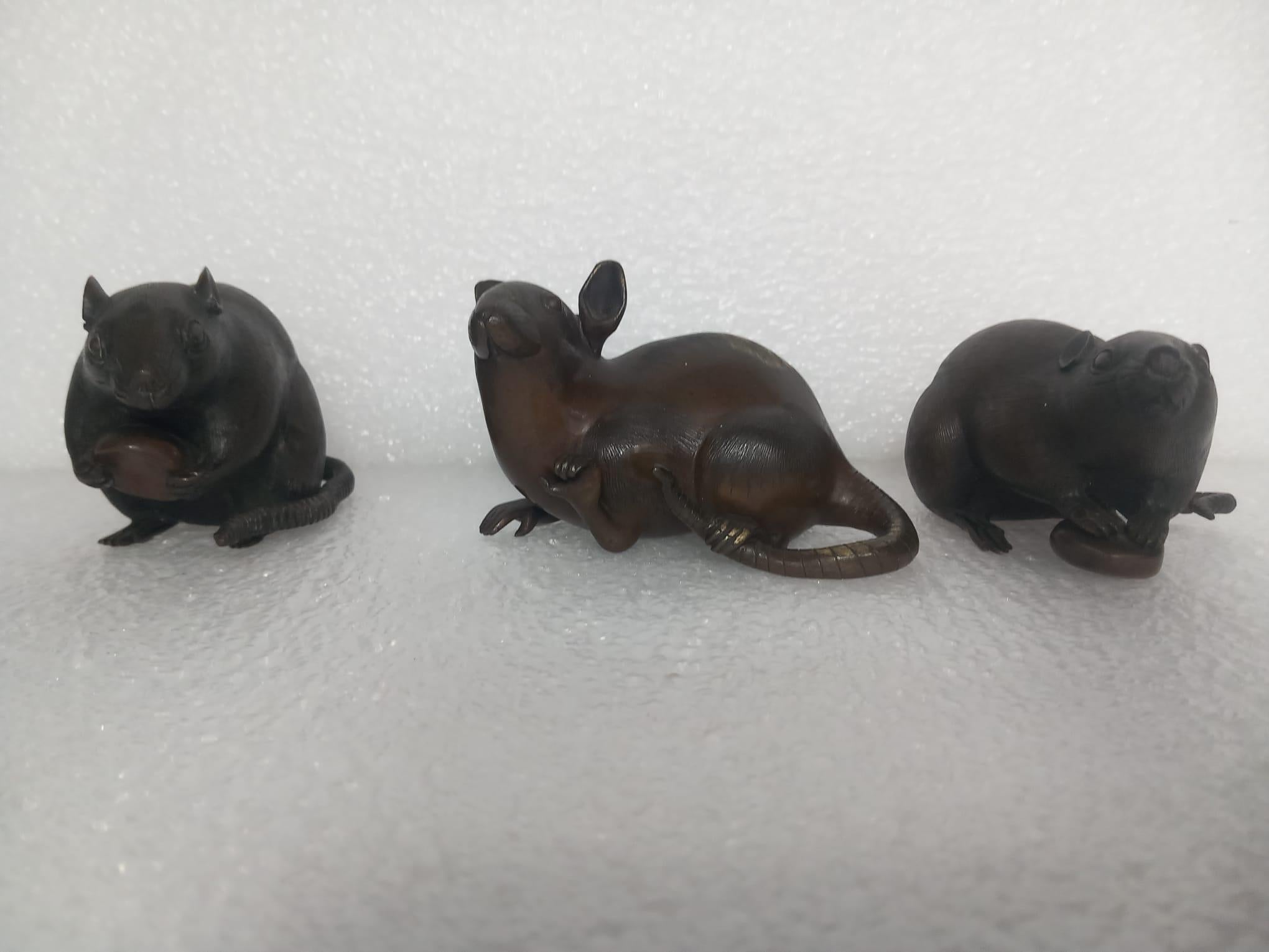 Tre piccoli topi giapponesi in bronzo, periodo Meiji, due con in mano delle castagne in vendita 3