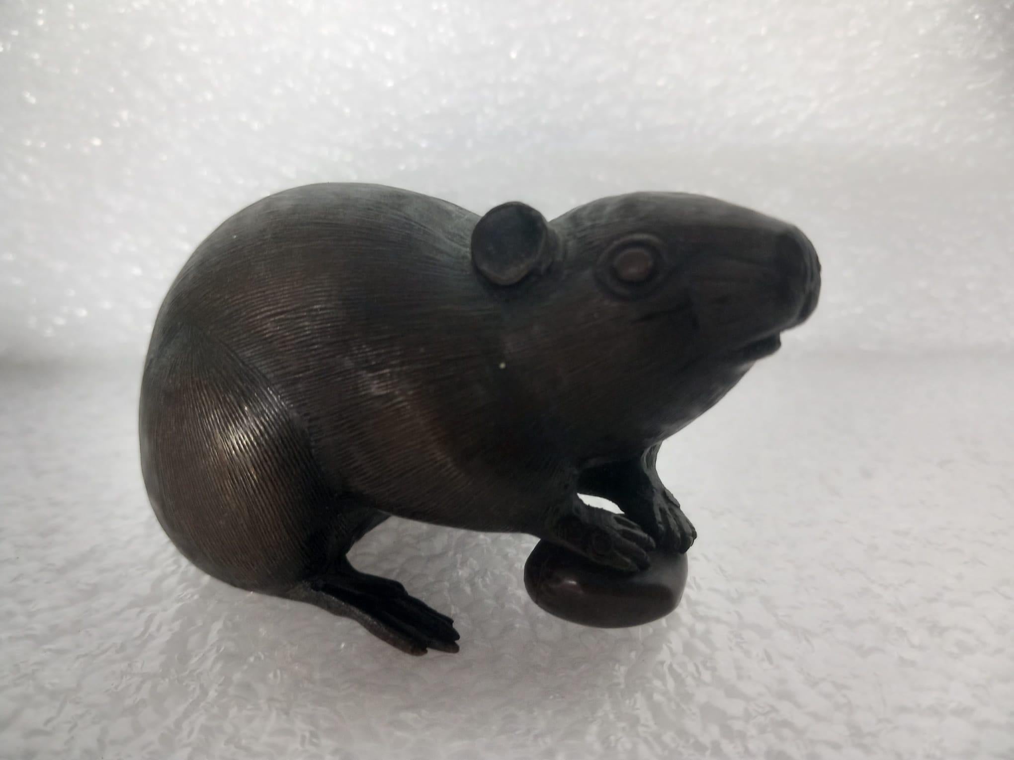 Three small Japanese bronze rats, Meiji Period, two holding chestnuts In Good Condition For Sale In London, GB