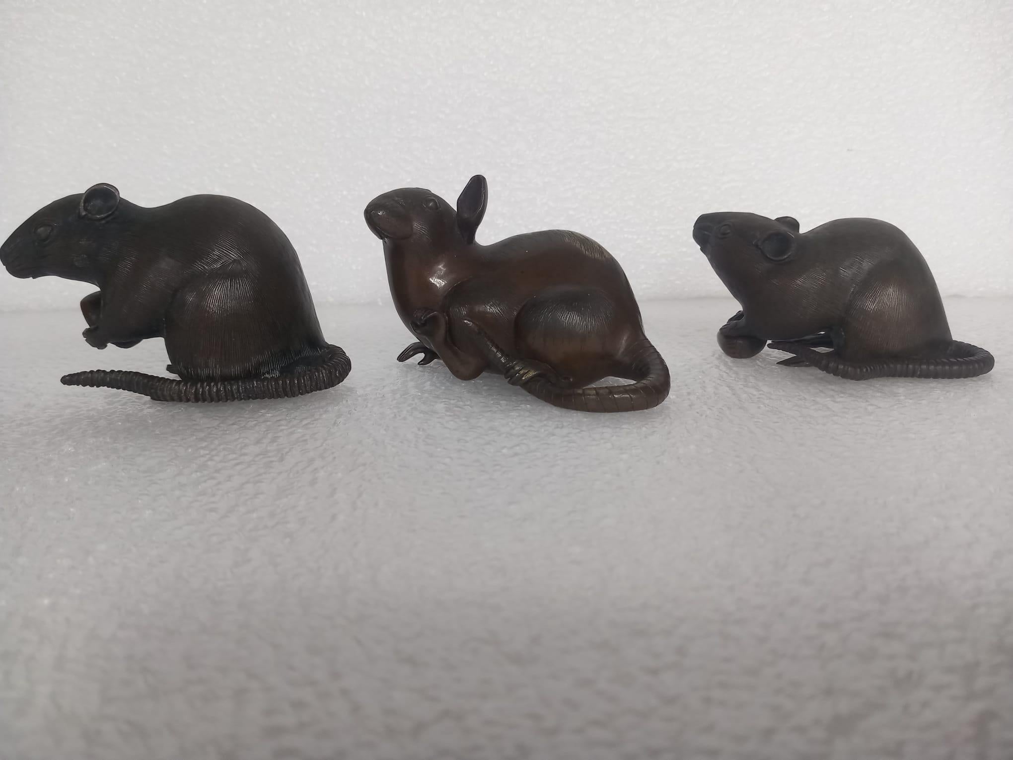Calco Tre piccoli topi giapponesi in bronzo, periodo Meiji, due con in mano delle castagne in vendita