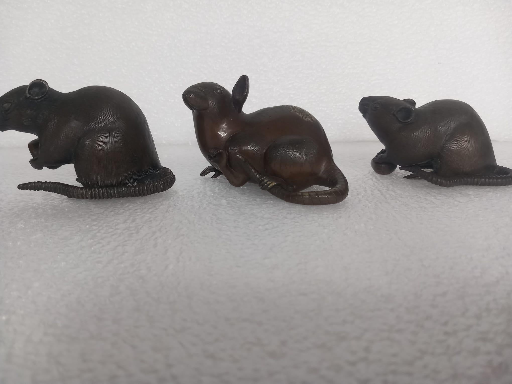 Bronze Three small Japanese bronze rats, Meiji Period, two holding chestnuts For Sale