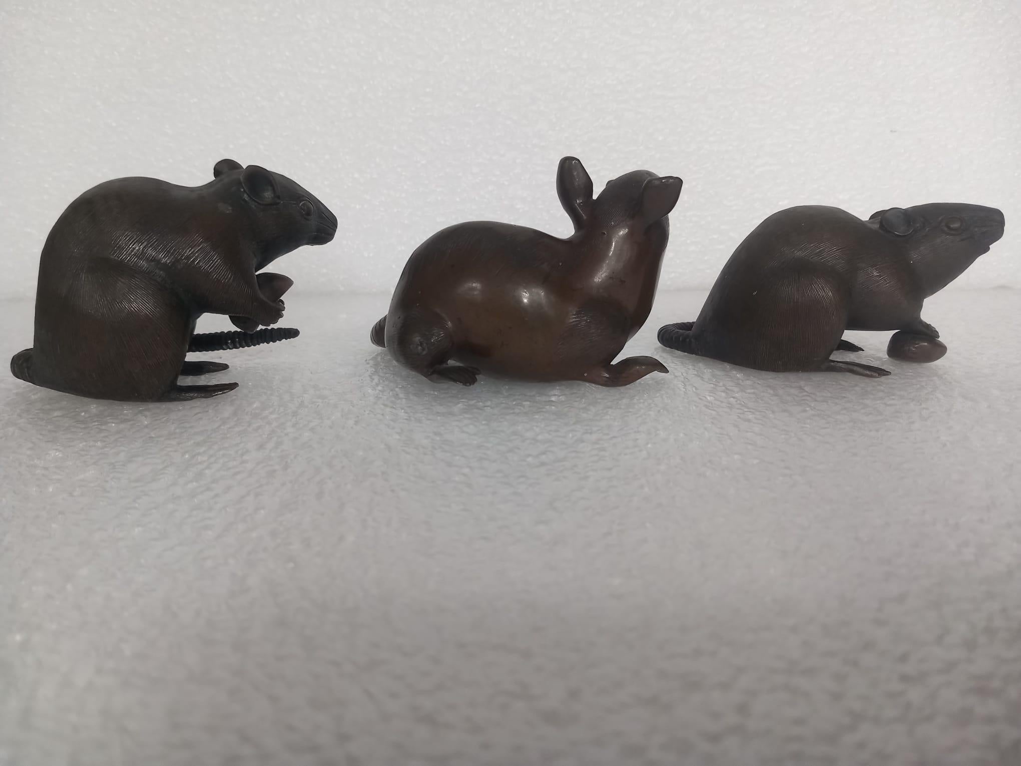 Tre piccoli topi giapponesi in bronzo, periodo Meiji, due con in mano delle castagne in vendita 1