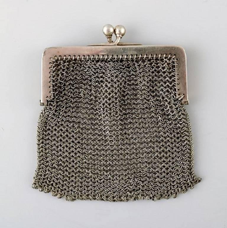 Three small ladies silver purses, circa 1900, knitted bag.
Largest measures: 6.5 cm. x 6 cm.
Inside stamped.
In very good condition.