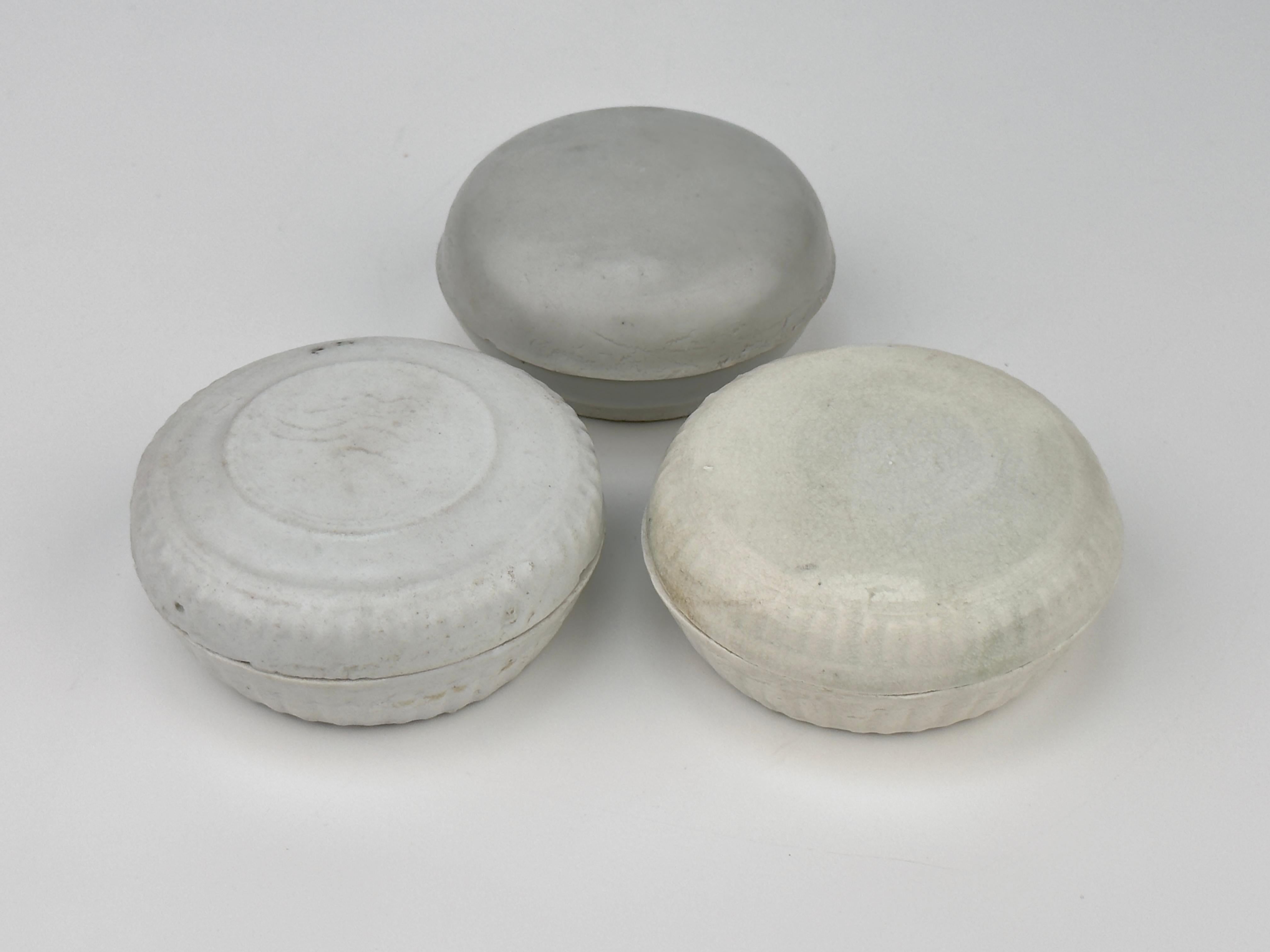 Tre piccole scatole circolari smaltate di bianco e coperte, dinastia Qing, epoca Kangxi, C.C. in vendita 3
