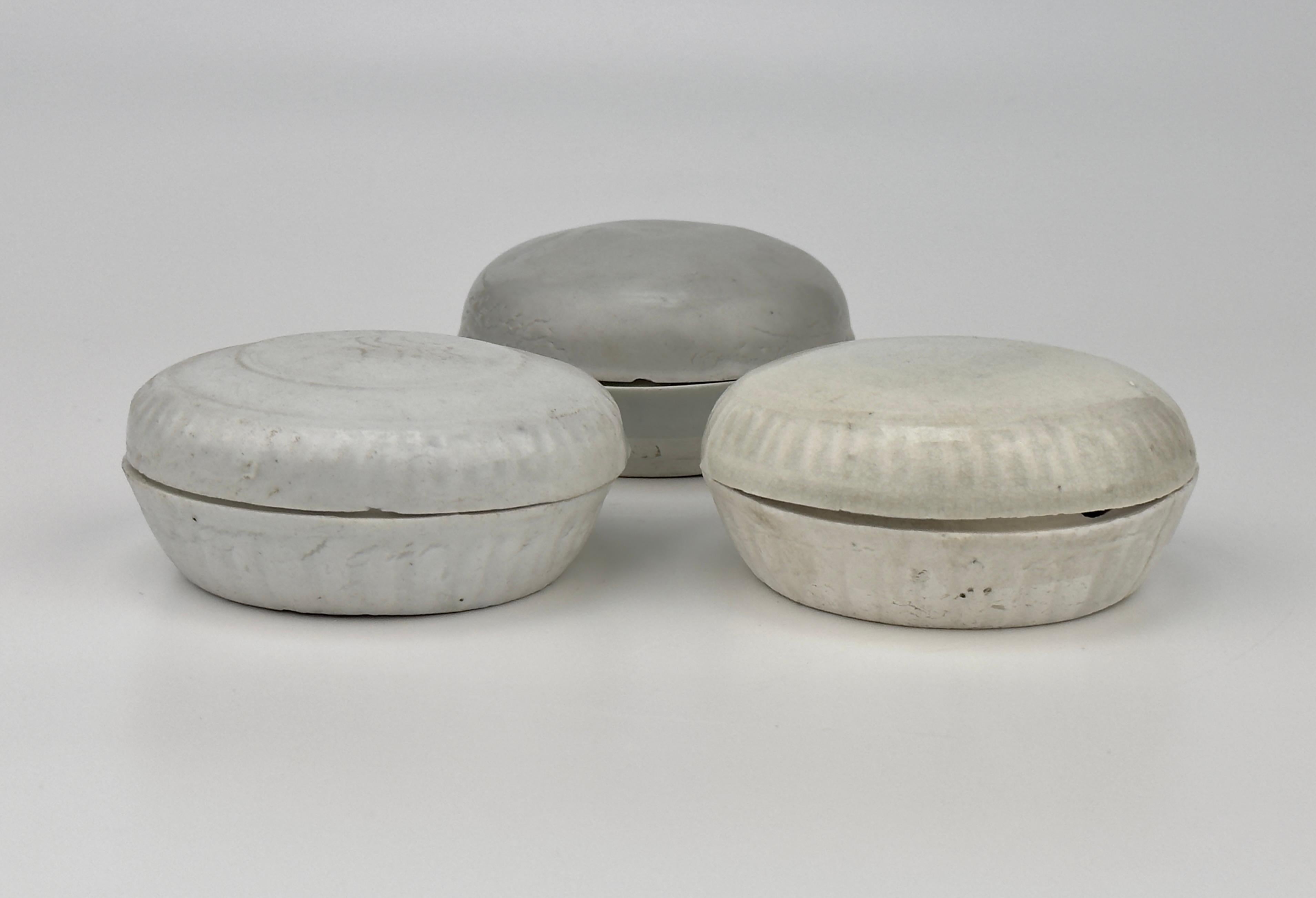 Three White glazed boxes from the Qing dynasty Vung Tau cargo. Identical pieces are included on page 459 of the Vung Tau catalog titled 'Christies Amsterdam 1992'


Period : Qing Dynasty, Kangxi Period
Production Date : 1690-1699
Made in :