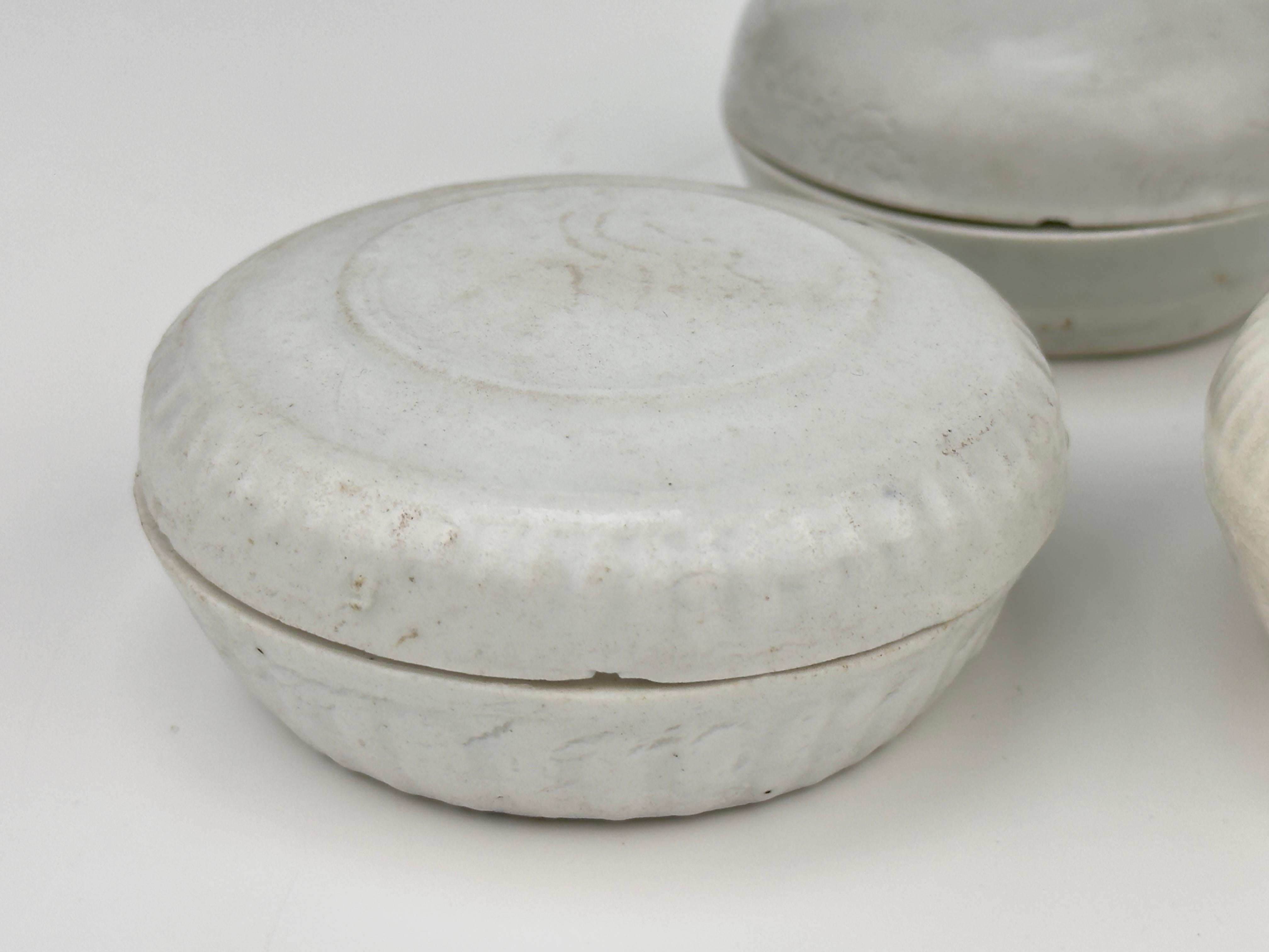 Tre piccole scatole circolari smaltate di bianco e coperte, dinastia Qing, epoca Kangxi, C.C. In condizioni buone in vendita a seoul, KR