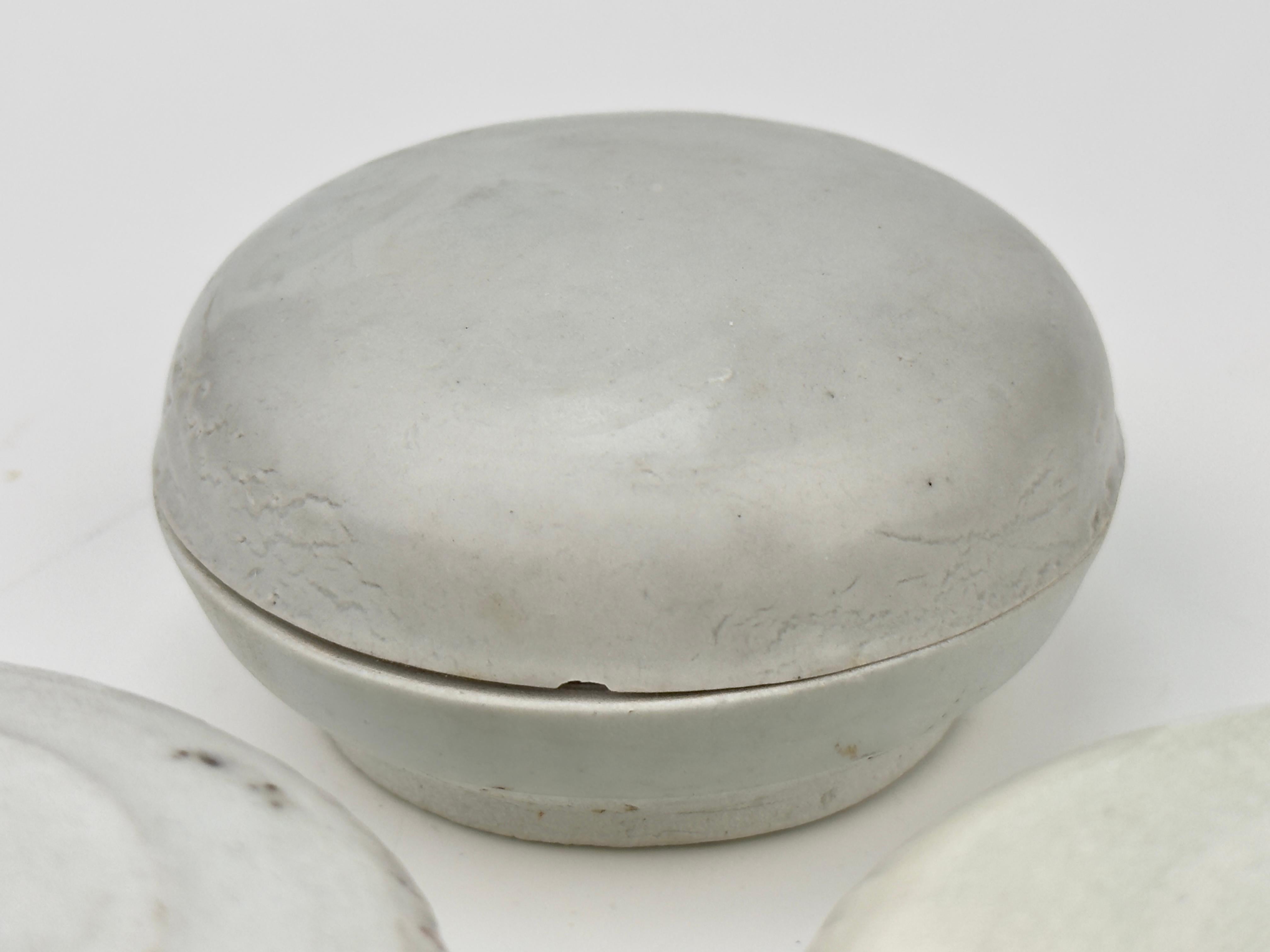Ceramic Three Small White-glazed Circular Boxes and Coveres, Qing Dynasty, Kangxi Era, C For Sale