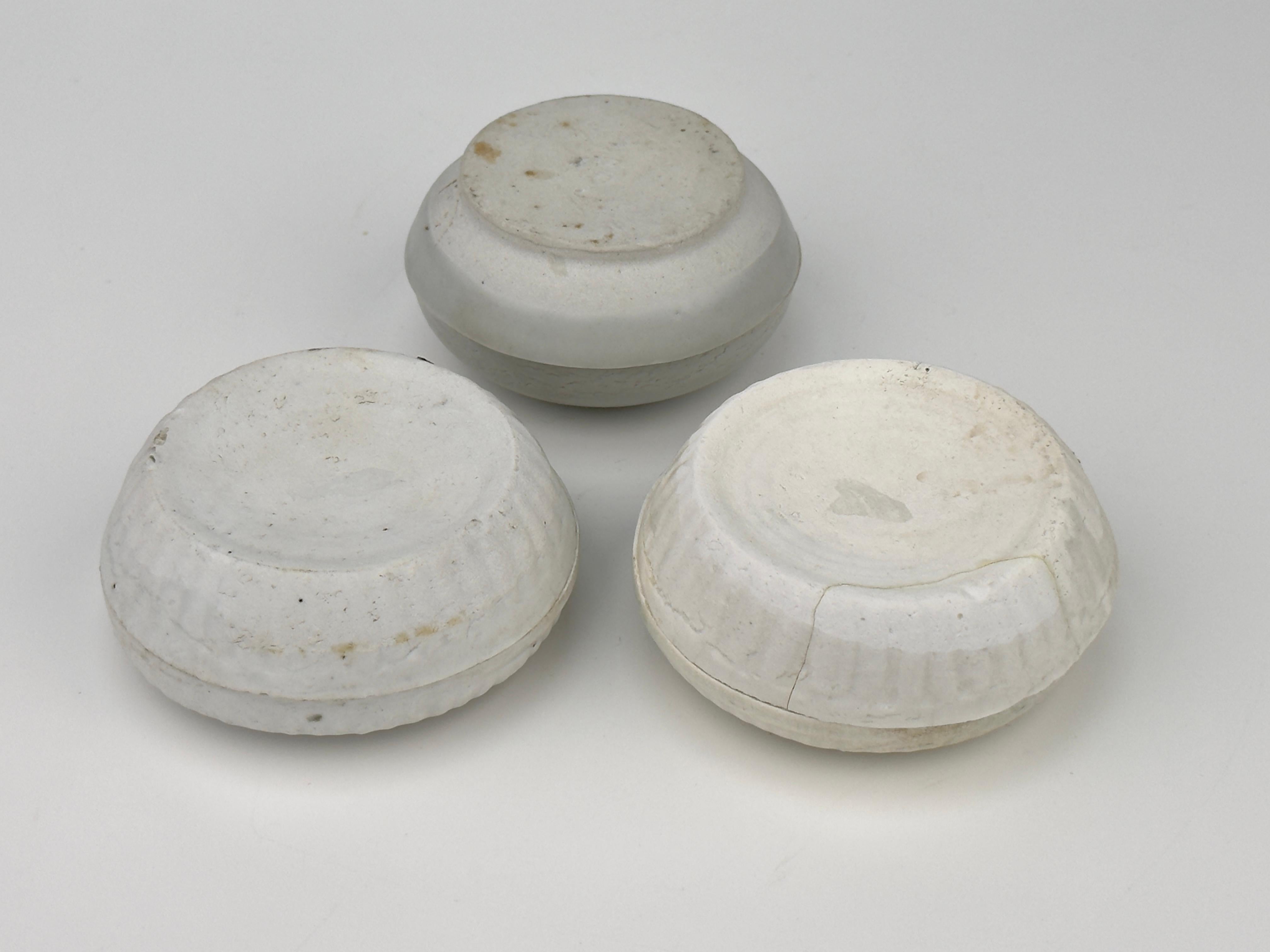 Three Small White-glazed Circular Boxes and Coveres, Qing Dynasty, Kangxi Era, C For Sale 1