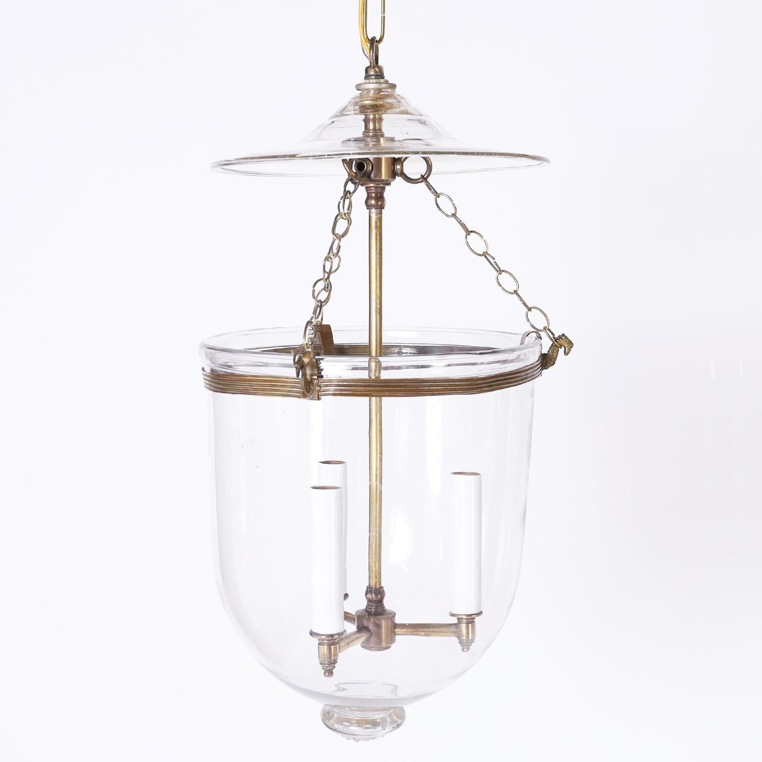 Groupe antique de trois luminaires ou lanternes en forme de cloche de fumée, tous trois fabriqués en verre soufflé à la main, de forme classique, avec des ferrures en laiton. Les deux extrémités sont signées Val St. Lambert. Les prix sont fixés à