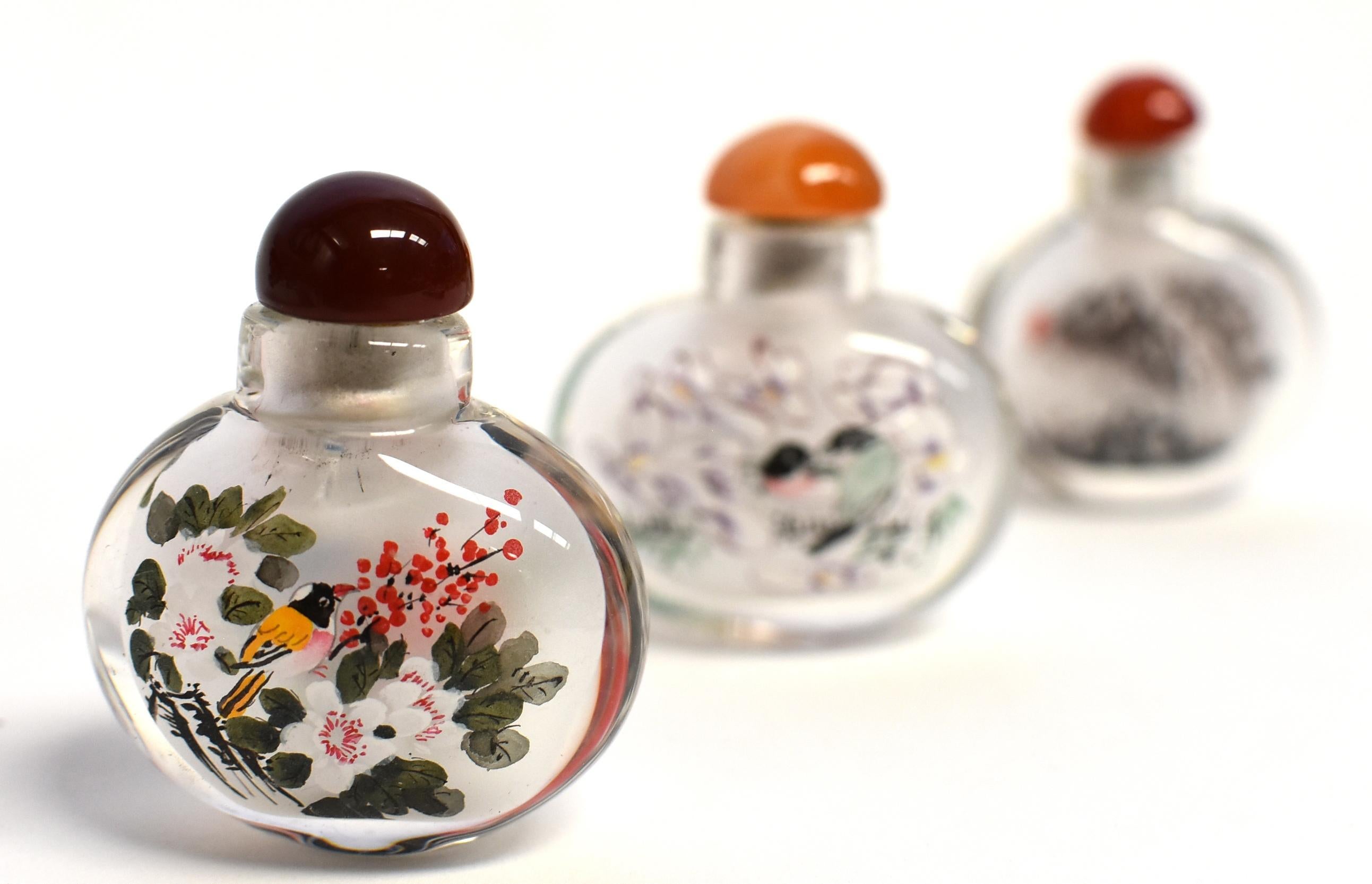 Agate Trois bouteilles de parfum peintes à l'intérieur des natures en vente