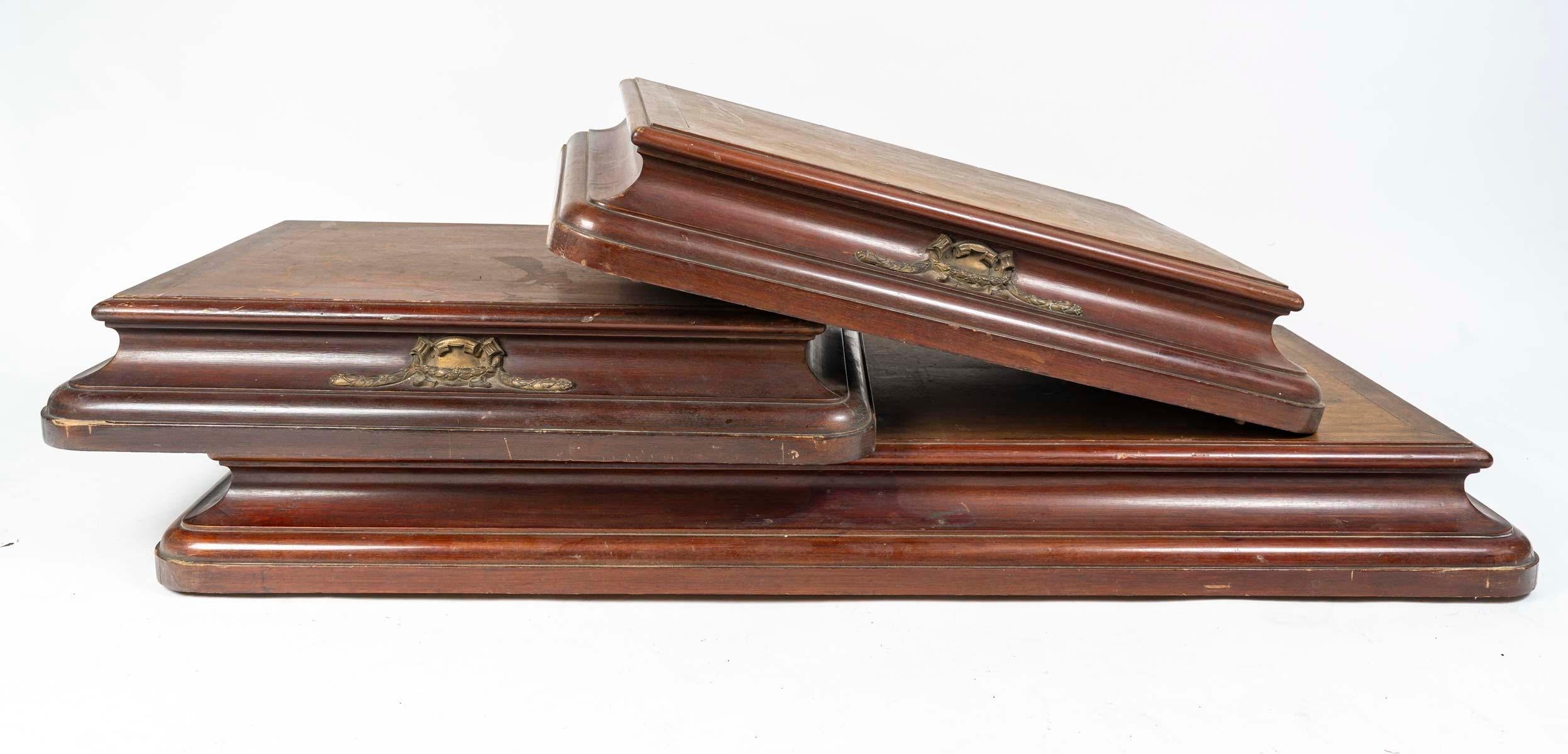Tre espositori in mogano massiccio, XIX secolo, periodo Napoleone III.

Tre espositori in mogano massiccio dell'epoca di Napoleone III, XIX secolo, 1 espositore grande e altri due che formano una coppia con decorazione centrale in bronzo.
Grande: H: