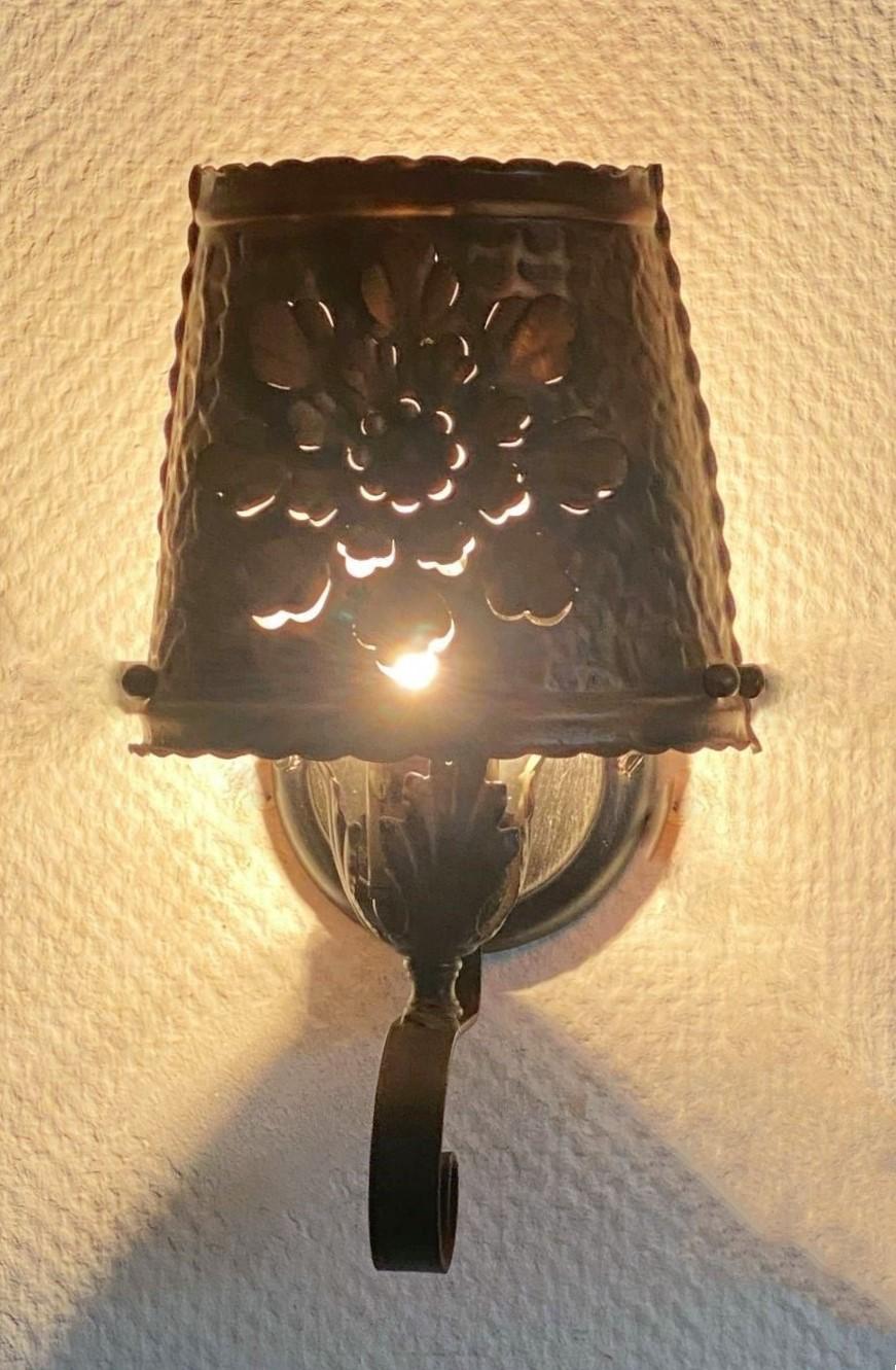 Tre lampade da parete in stile coloniale spagnolo in ferro battuto e rame forato, anni '40 in vendita 2