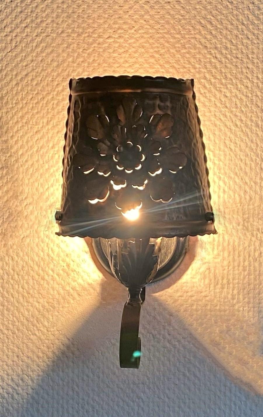 Tre lampade da parete in stile coloniale spagnolo in ferro battuto e rame forato, anni '40 in vendita 3